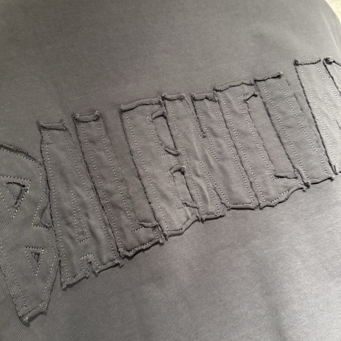 Balenciaga 高仿浮雕LOGO灰色長袖T恤 立體紋理簡約穿搭款| 9 Balenciaga 高仿浮雕LOGO灰色長袖T恤 立體紋理簡約穿搭款