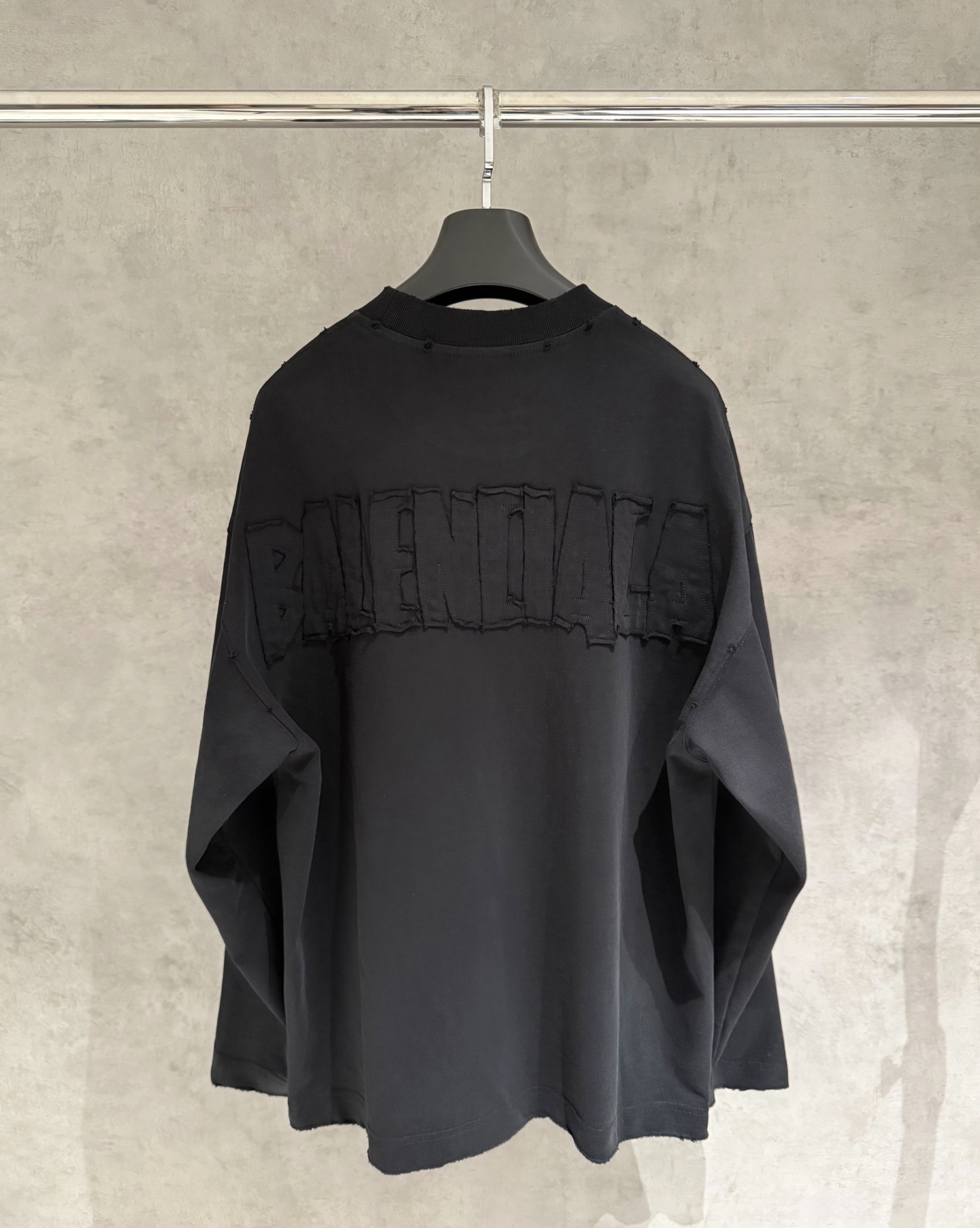 Balenciaga 原單黑色浮雕LOGO長袖T恤 內斂低調極簡風設計| 14 Balenciaga 原單黑色浮雕LOGO長袖T恤 內斂低調極簡風設計