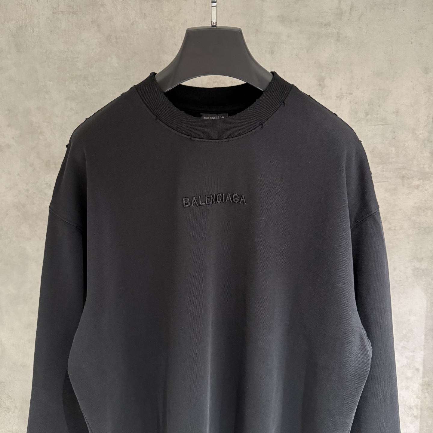 Balenciaga 原單黑色浮雕LOGO長袖T恤 內斂低調極簡風設計| 13 Balenciaga 原單黑色浮雕LOGO長袖T恤 內斂低調極簡風設計