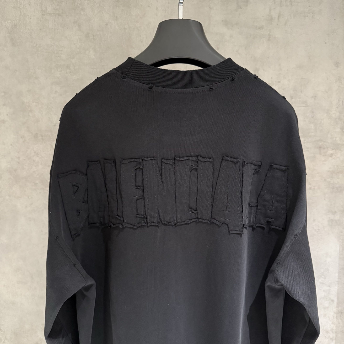 Balenciaga 原單黑色浮雕LOGO長袖T恤 內斂低調極簡風設計| 12 Balenciaga 原單黑色浮雕LOGO長袖T恤 內斂低調極簡風設計