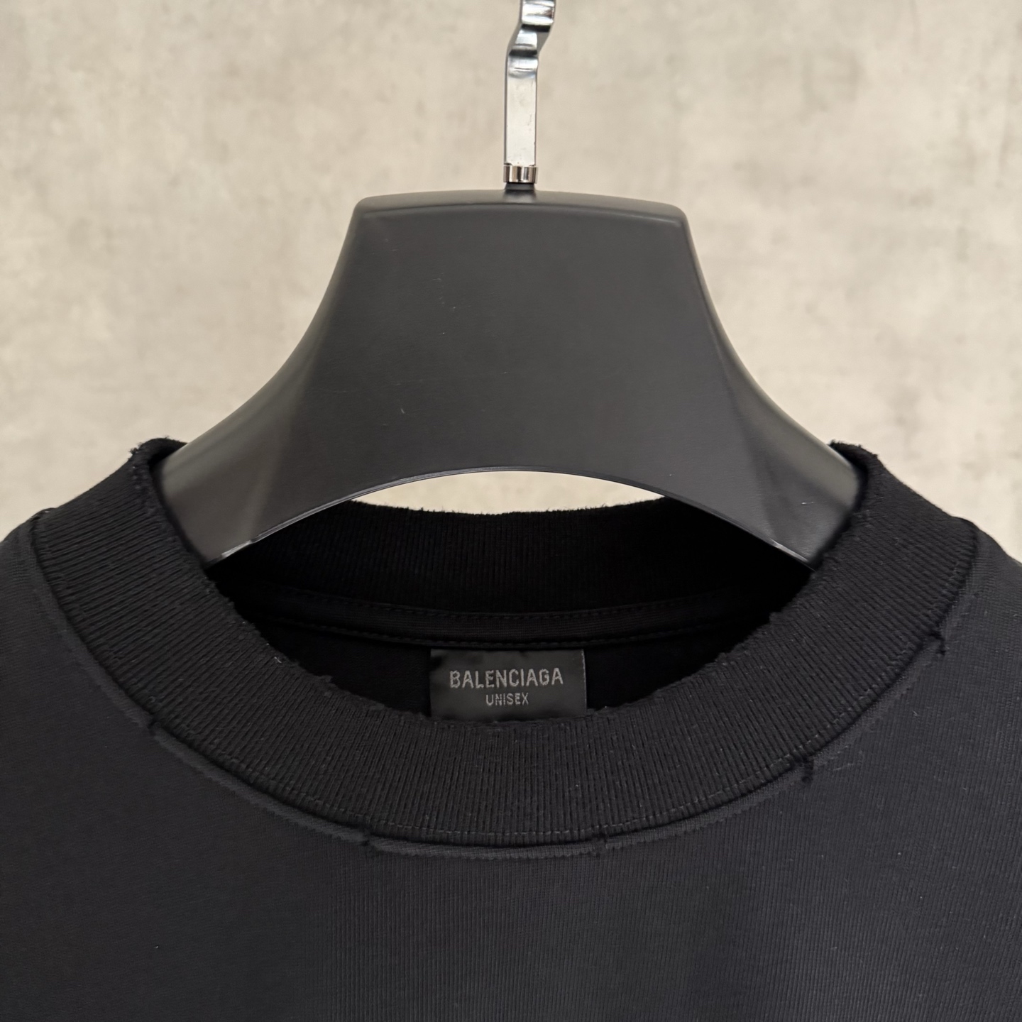 Balenciaga 原單黑色浮雕LOGO長袖T恤 內斂低調極簡風設計| 11 Balenciaga 原單黑色浮雕LOGO長袖T恤 內斂低調極簡風設計
