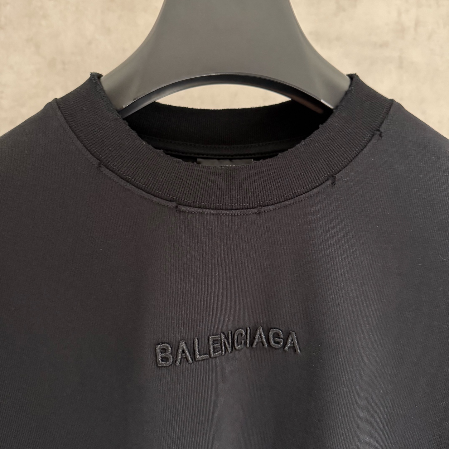 Balenciaga 原單黑色浮雕LOGO長袖T恤 內斂低調極簡風設計| 10 Balenciaga 原單黑色浮雕LOGO長袖T恤 內斂低調極簡風設計