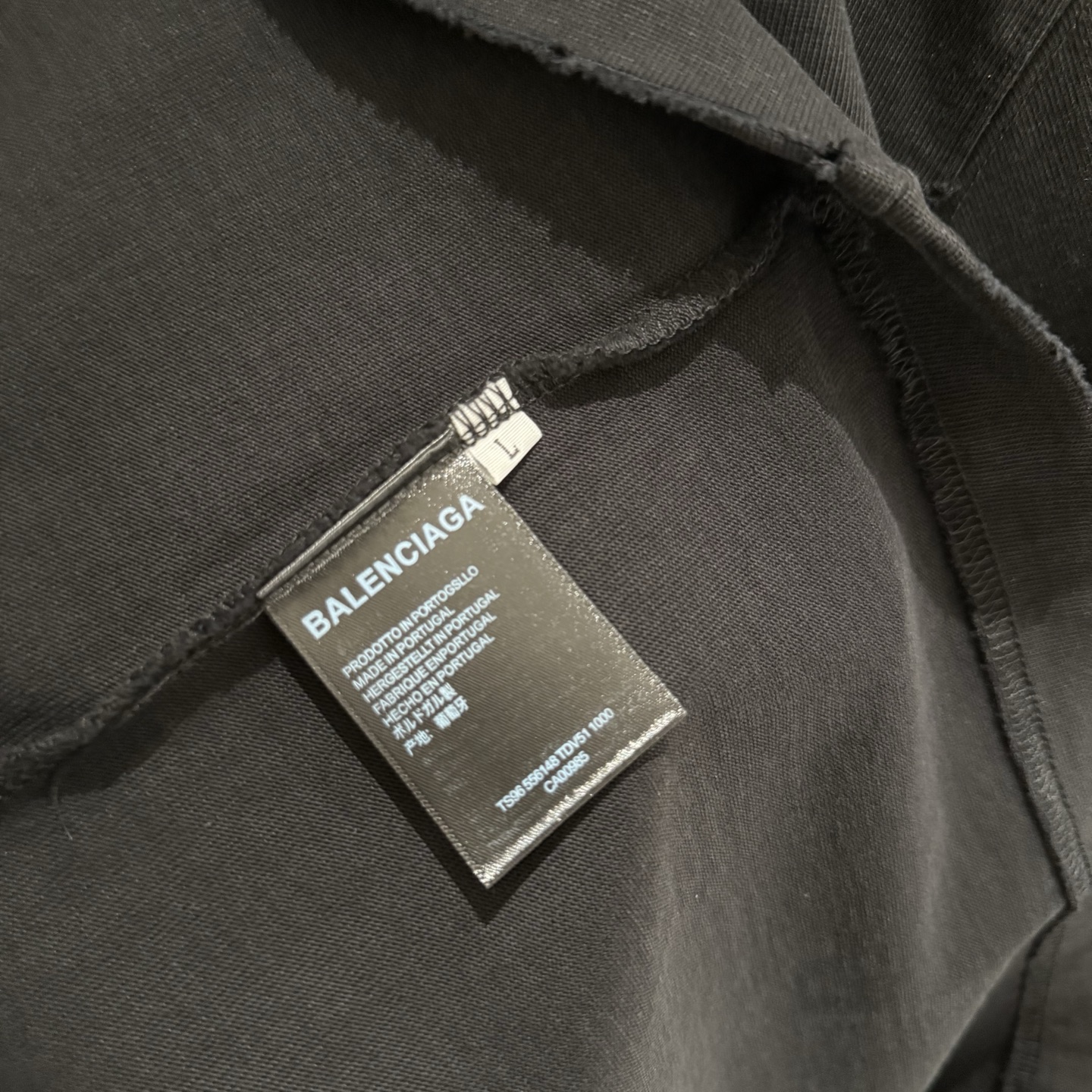 Balenciaga 原單黑色浮雕LOGO長袖T恤 內斂低調極簡風設計| 8 Balenciaga 原單黑色浮雕LOGO長袖T恤 內斂低調極簡風設計