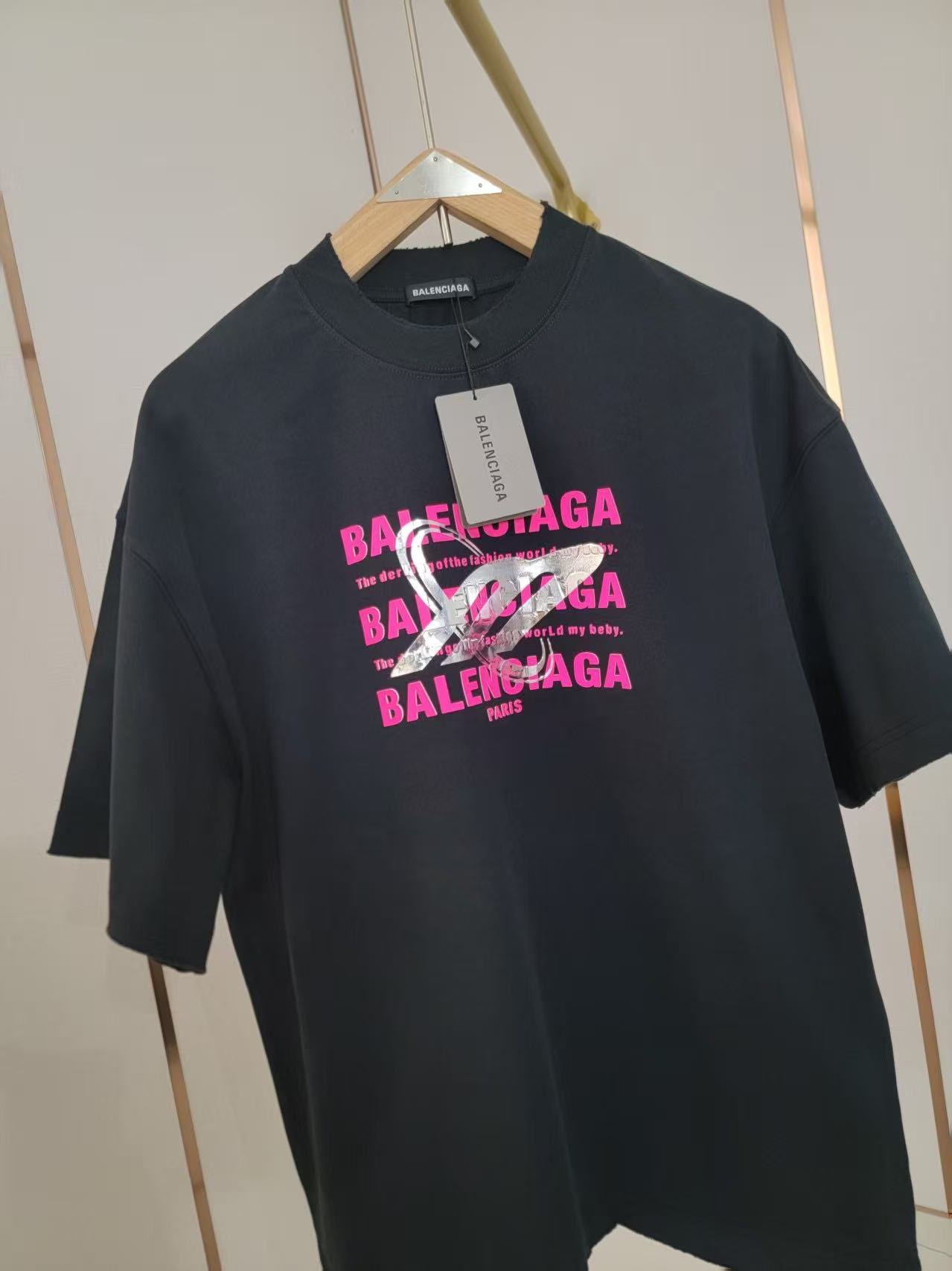 Balenciaga A貨黑色男款印花T恤 街頭風格粉字設計人氣單品| 11 Balenciaga A貨黑色男款印花T恤 街頭風格粉字設計人氣單品