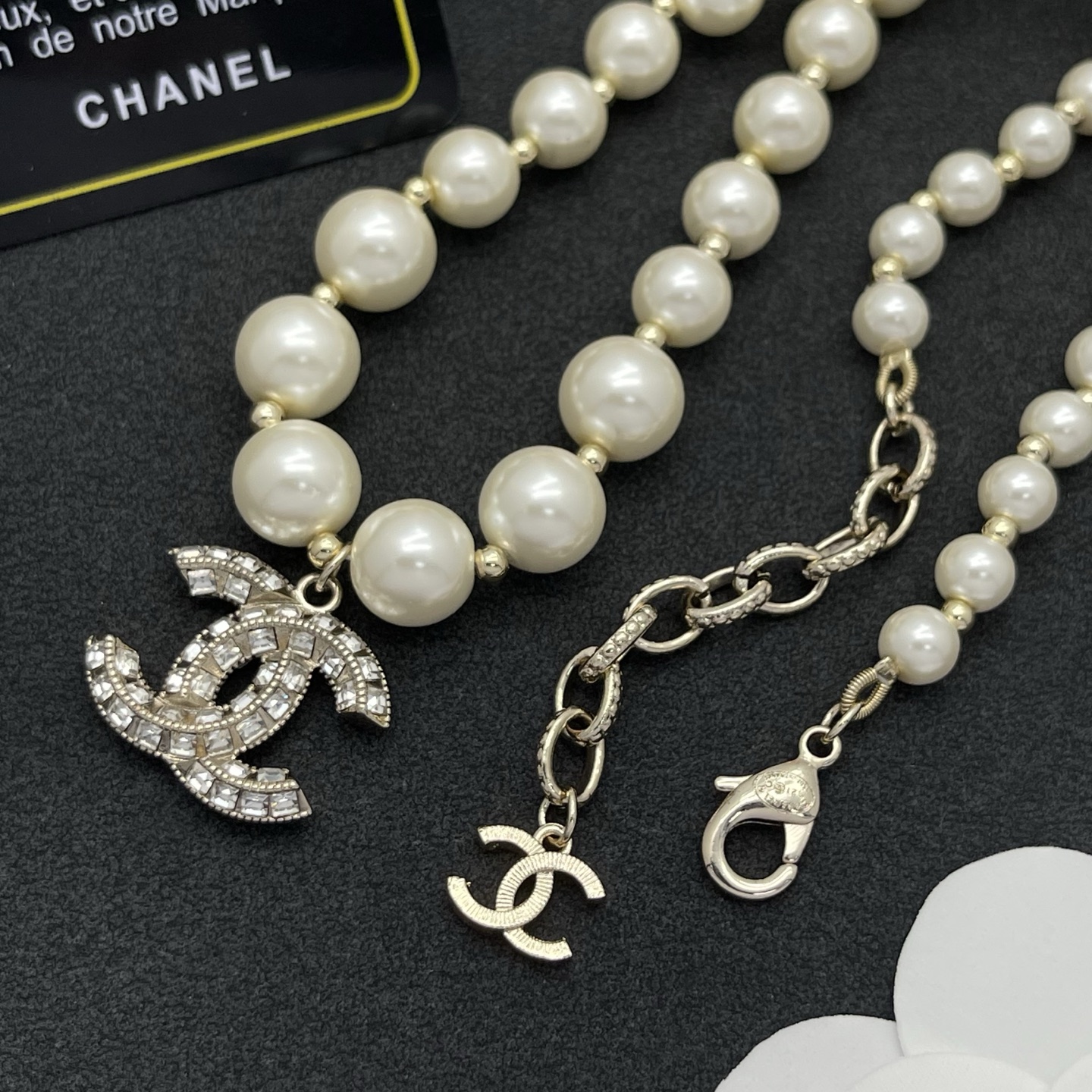 Chanel高仿珍珠雙C項鍊優雅百搭人氣推薦款| 10 Chanel高仿珍珠雙C項鍊優雅百搭人氣推薦款