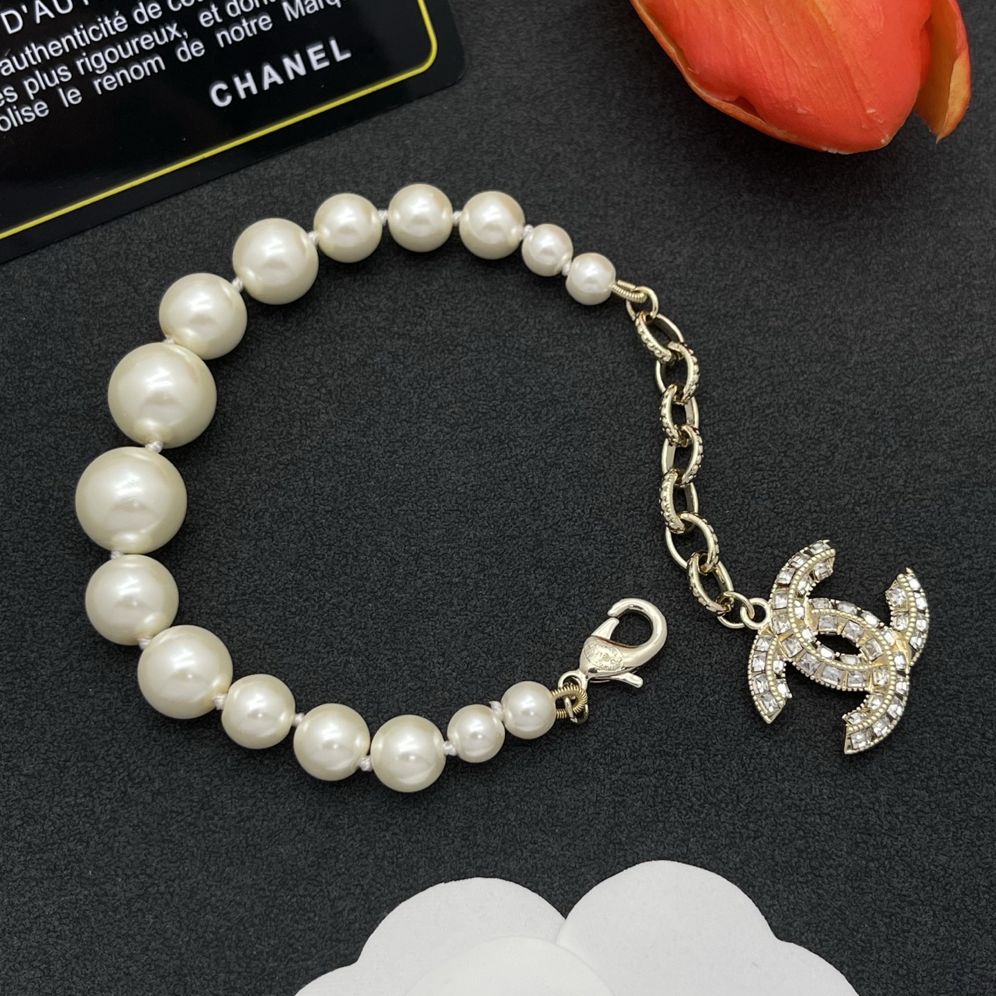 Chanel一比一珍珠手鍊雙C墜飾設計款| 9 Chanel一比一珍珠手鍊雙C墜飾設計款