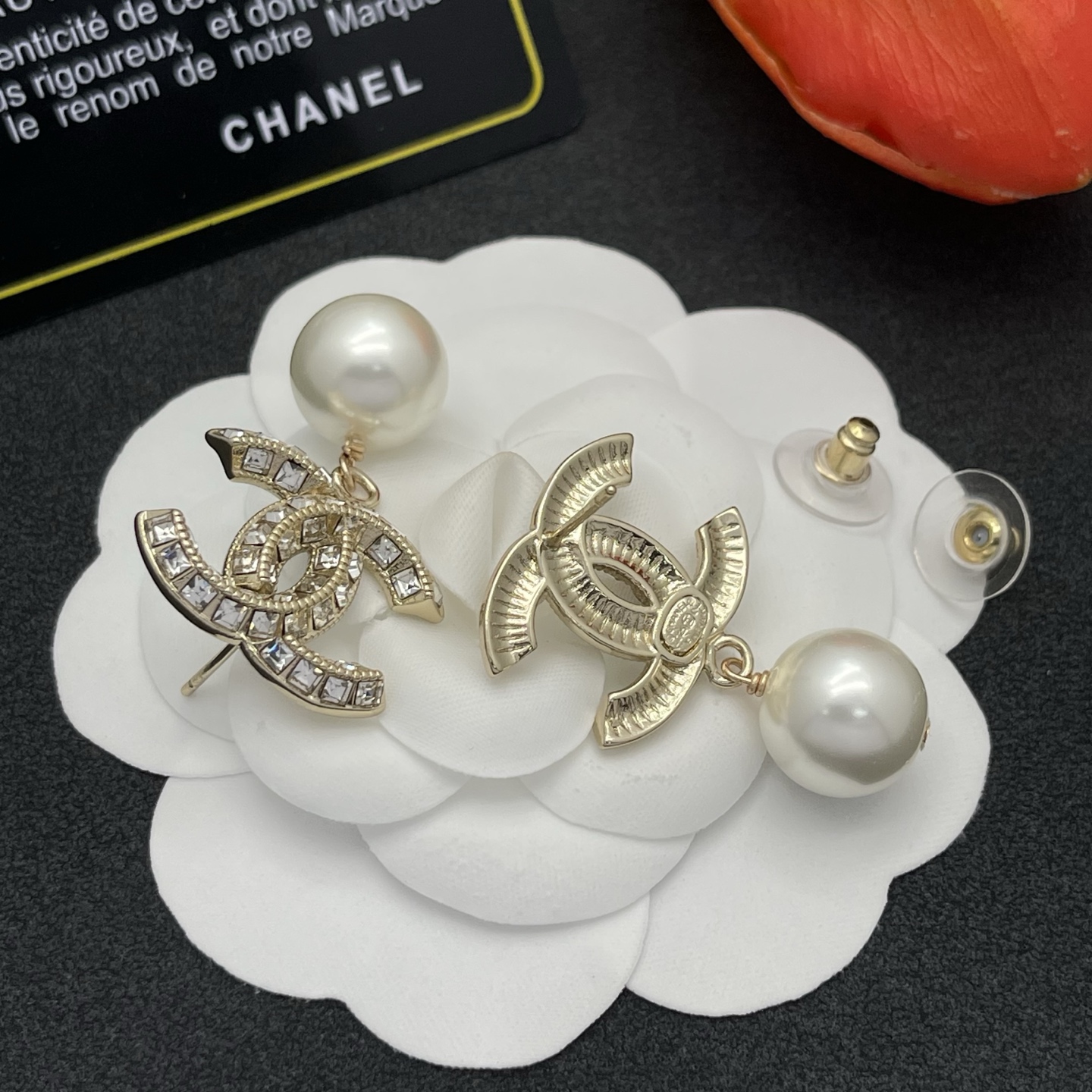 Chanel高仿珍珠吊墜耳環雙C立體設計| 9 Chanel高仿珍珠吊墜耳環雙C立體設計
