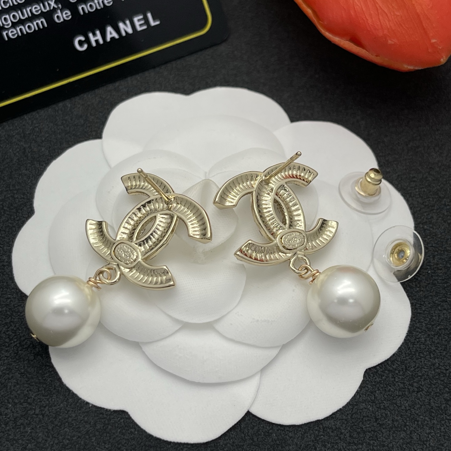 Chanel高仿珍珠吊墜耳環雙C立體設計| 8 Chanel高仿珍珠吊墜耳環雙C立體設計