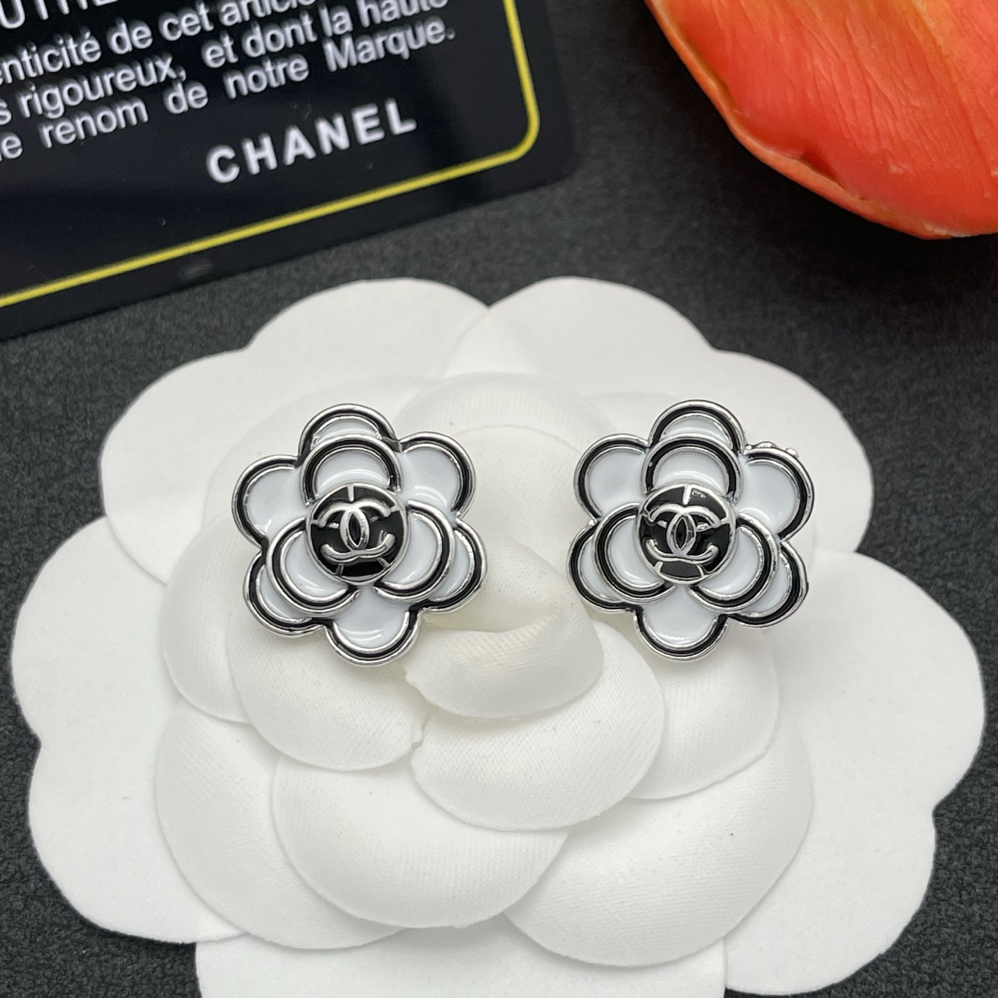 Chanel原單白色山茶花耳釘造型簡約不挑人| 13 Chanel原單白色山茶花耳釘造型簡約不挑人