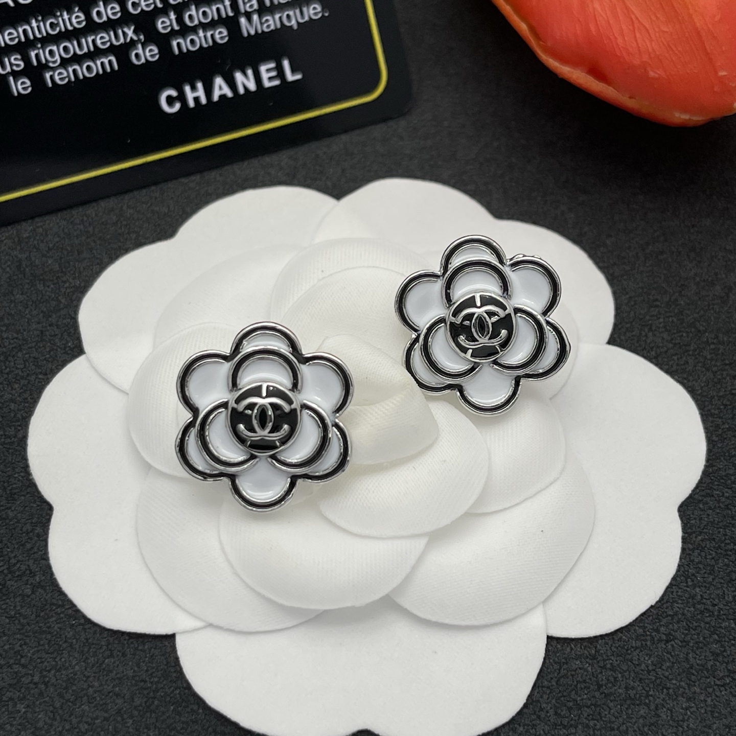 Chanel原單白色山茶花耳釘造型簡約不挑人| 12 Chanel原單白色山茶花耳釘造型簡約不挑人