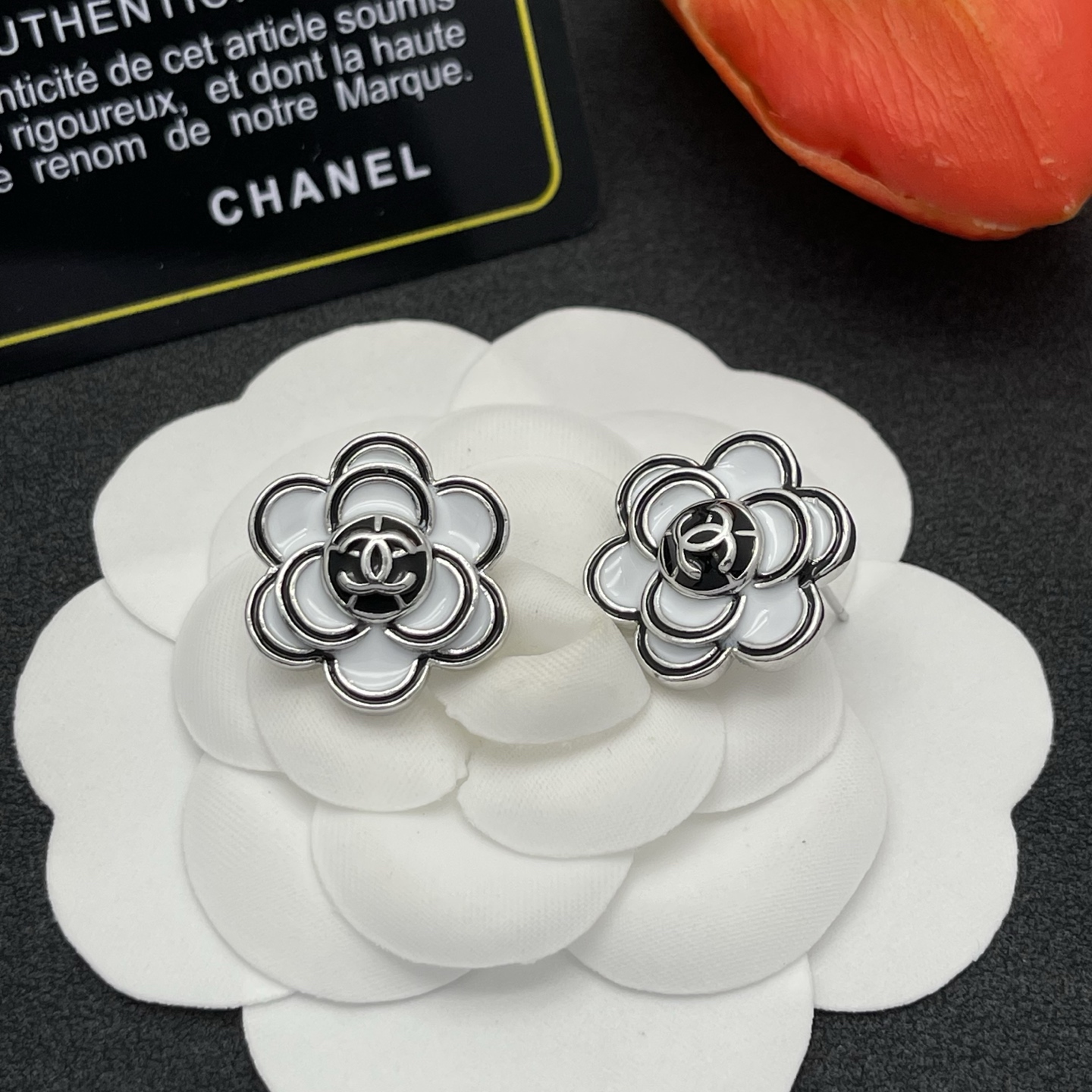 Chanel原單白色山茶花耳釘造型簡約不挑人| 11 Chanel原單白色山茶花耳釘造型簡約不挑人