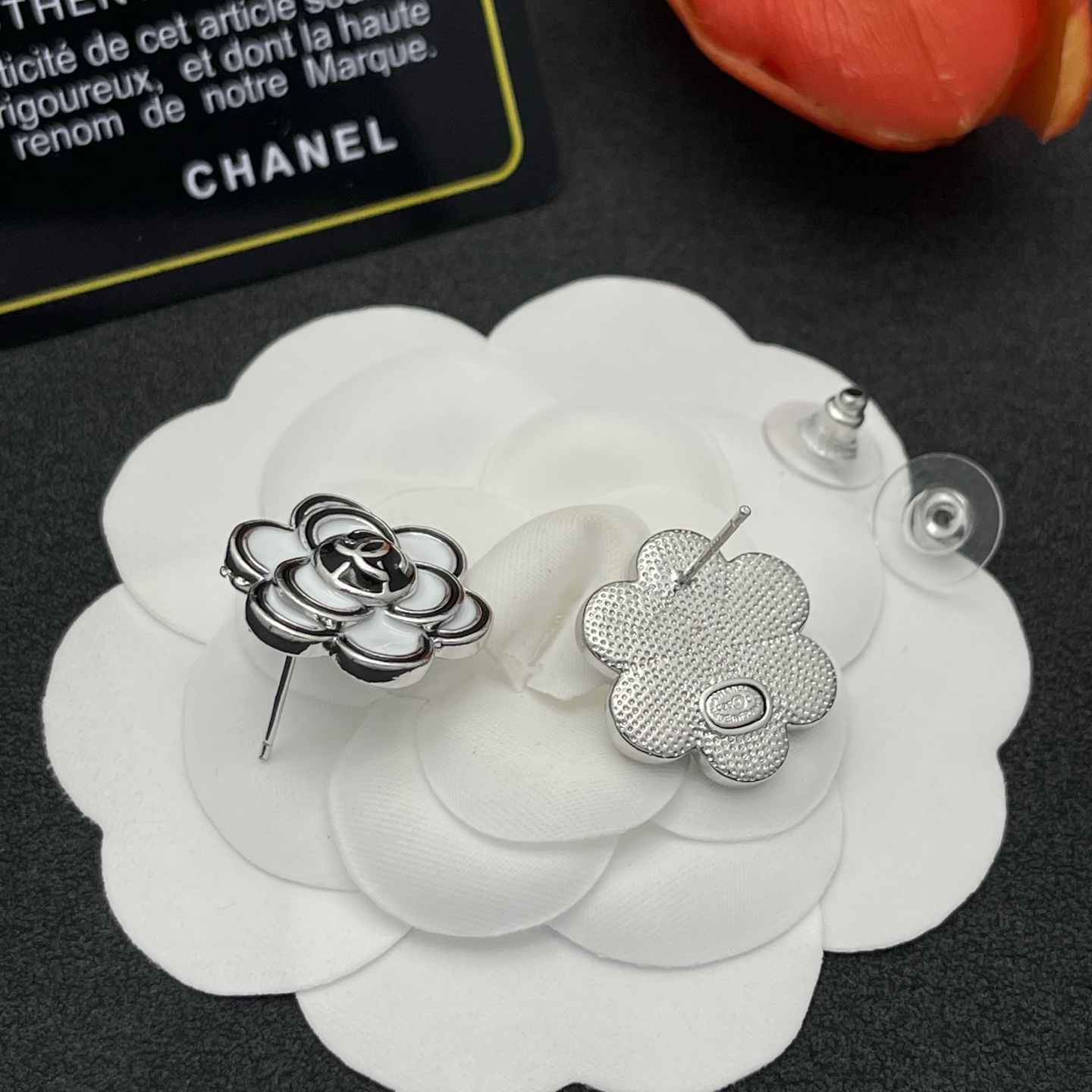 Chanel原單白色山茶花耳釘造型簡約不挑人| 10 Chanel原單白色山茶花耳釘造型簡約不挑人