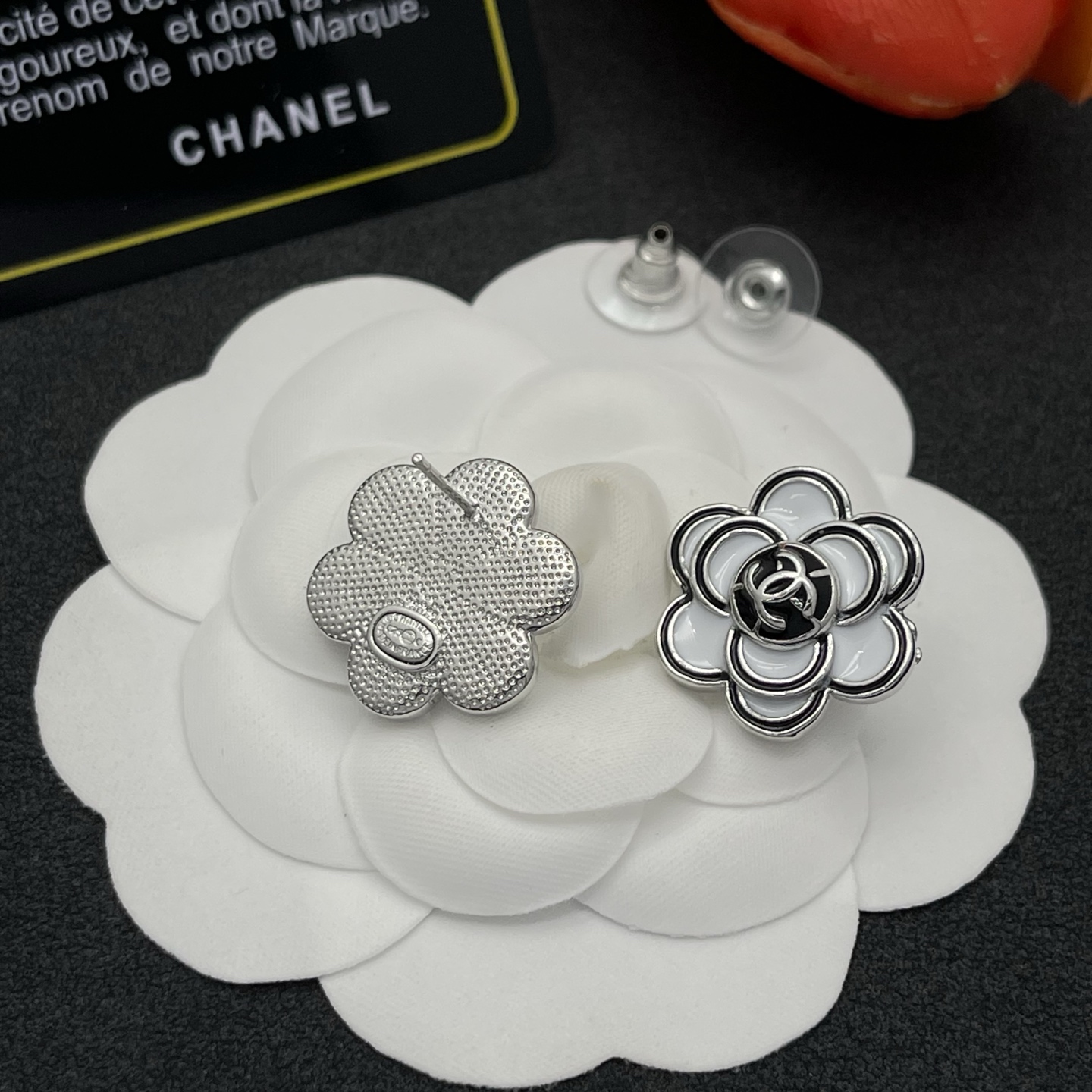 Chanel原單白色山茶花耳釘造型簡約不挑人| 9 Chanel原單白色山茶花耳釘造型簡約不挑人
