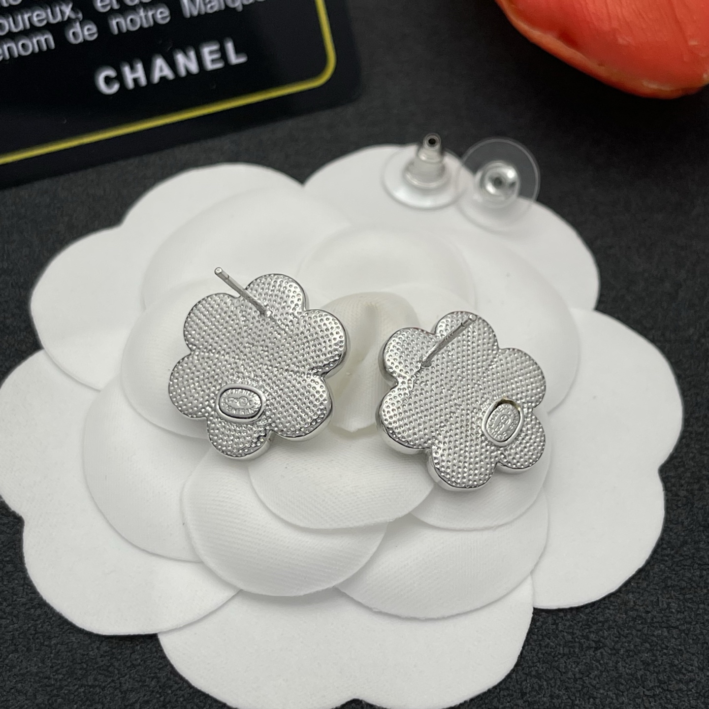 Chanel原單白色山茶花耳釘造型簡約不挑人| 8 Chanel原單白色山茶花耳釘造型簡約不挑人