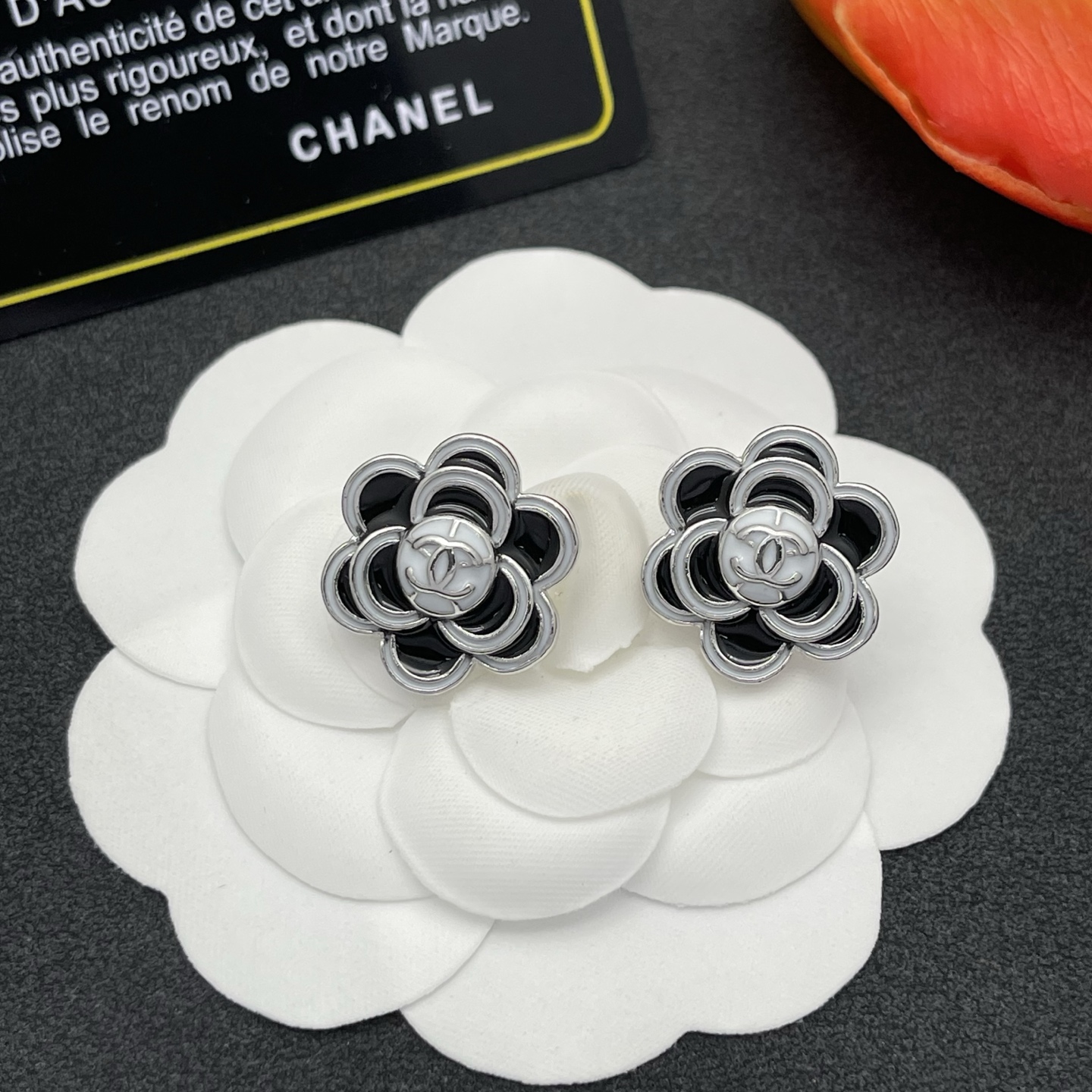 ChanelA貨黑色山茶花耳釘女款優雅經典設計| 13 ChanelA貨黑色山茶花耳釘女款優雅經典設計