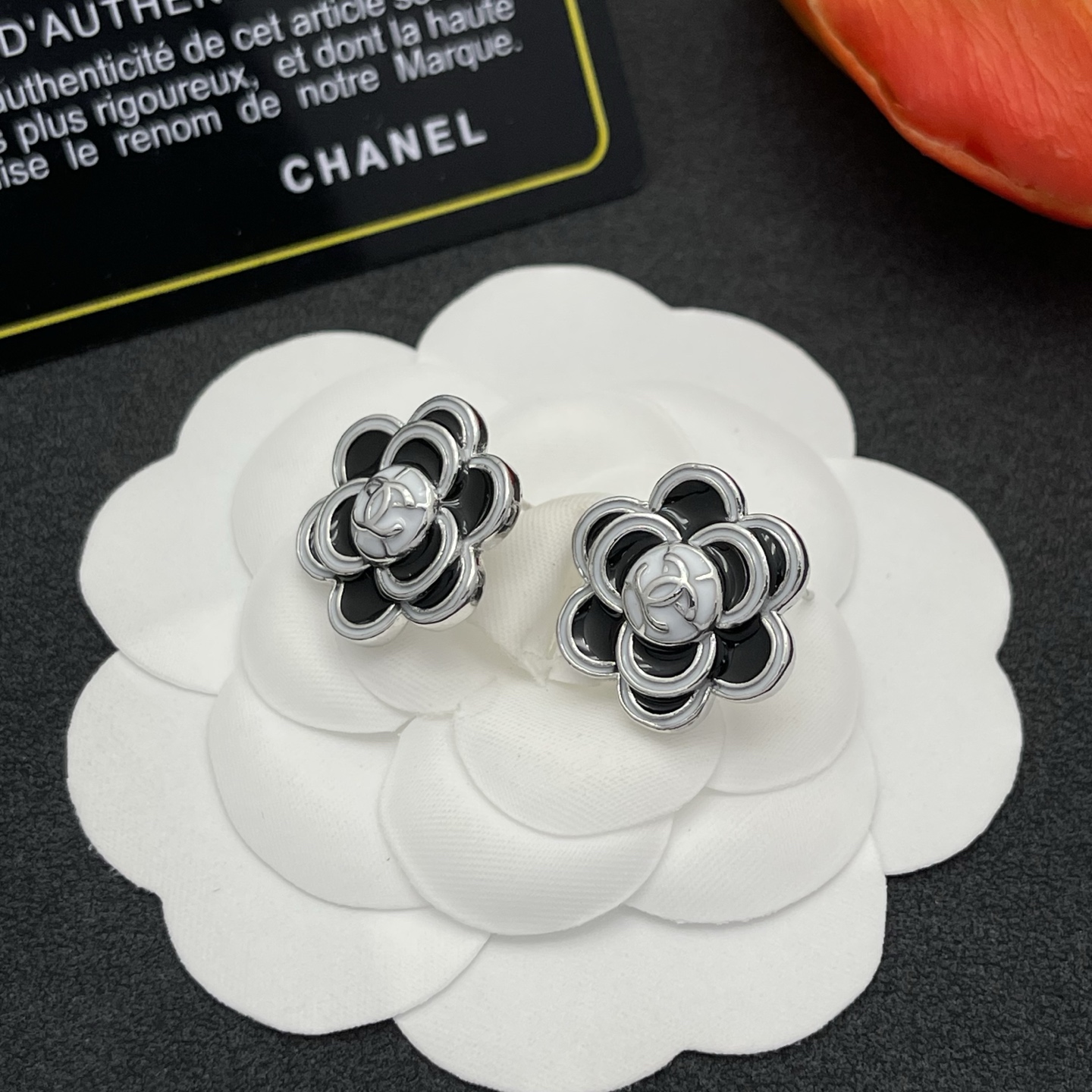 ChanelA貨黑色山茶花耳釘女款優雅經典設計| 11 ChanelA貨黑色山茶花耳釘女款優雅經典設計