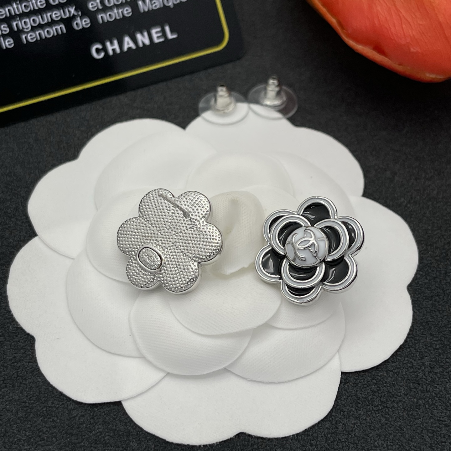 ChanelA貨黑色山茶花耳釘女款優雅經典設計| 10 ChanelA貨黑色山茶花耳釘女款優雅經典設計