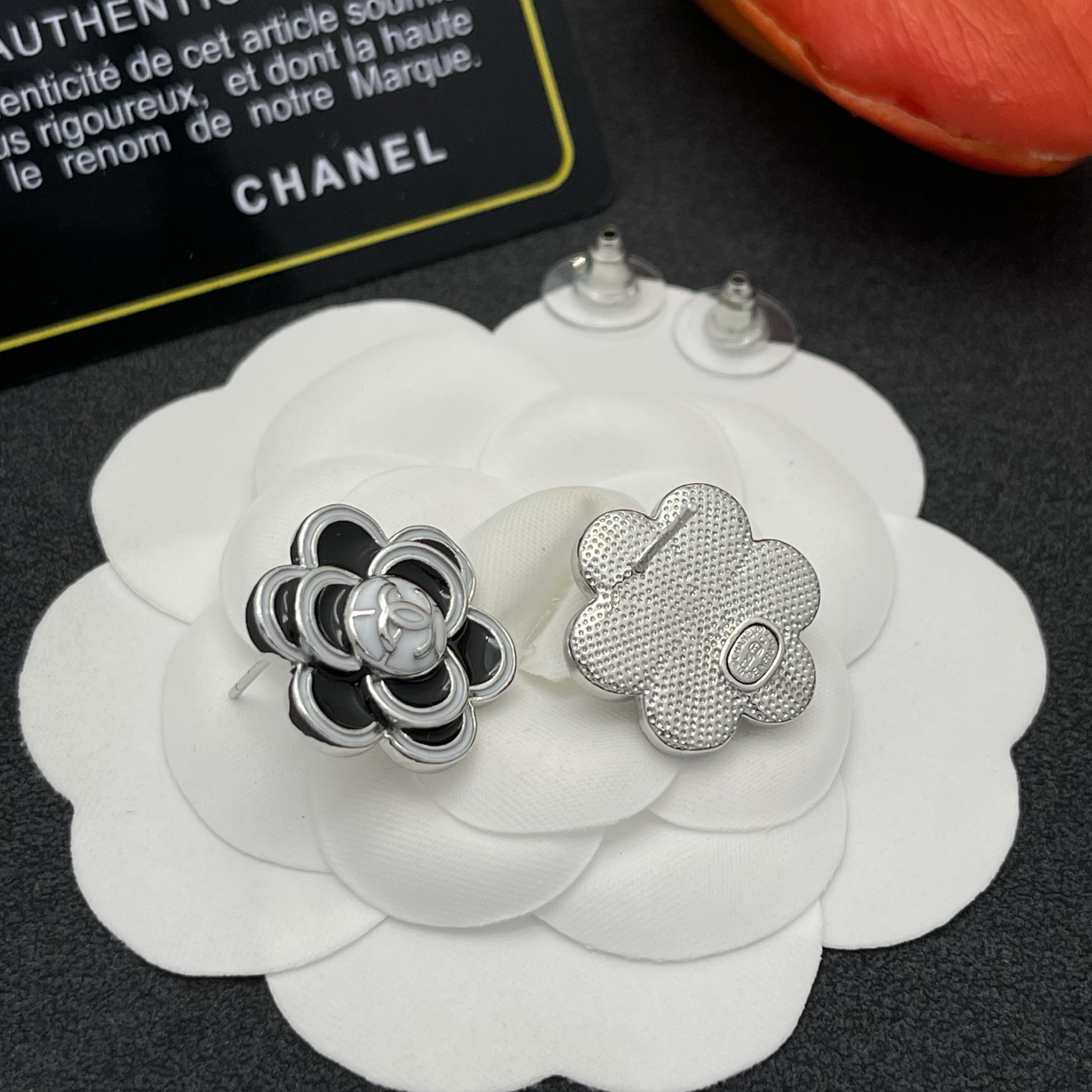 ChanelA貨黑色山茶花耳釘女款優雅經典設計| 9 ChanelA貨黑色山茶花耳釘女款優雅經典設計