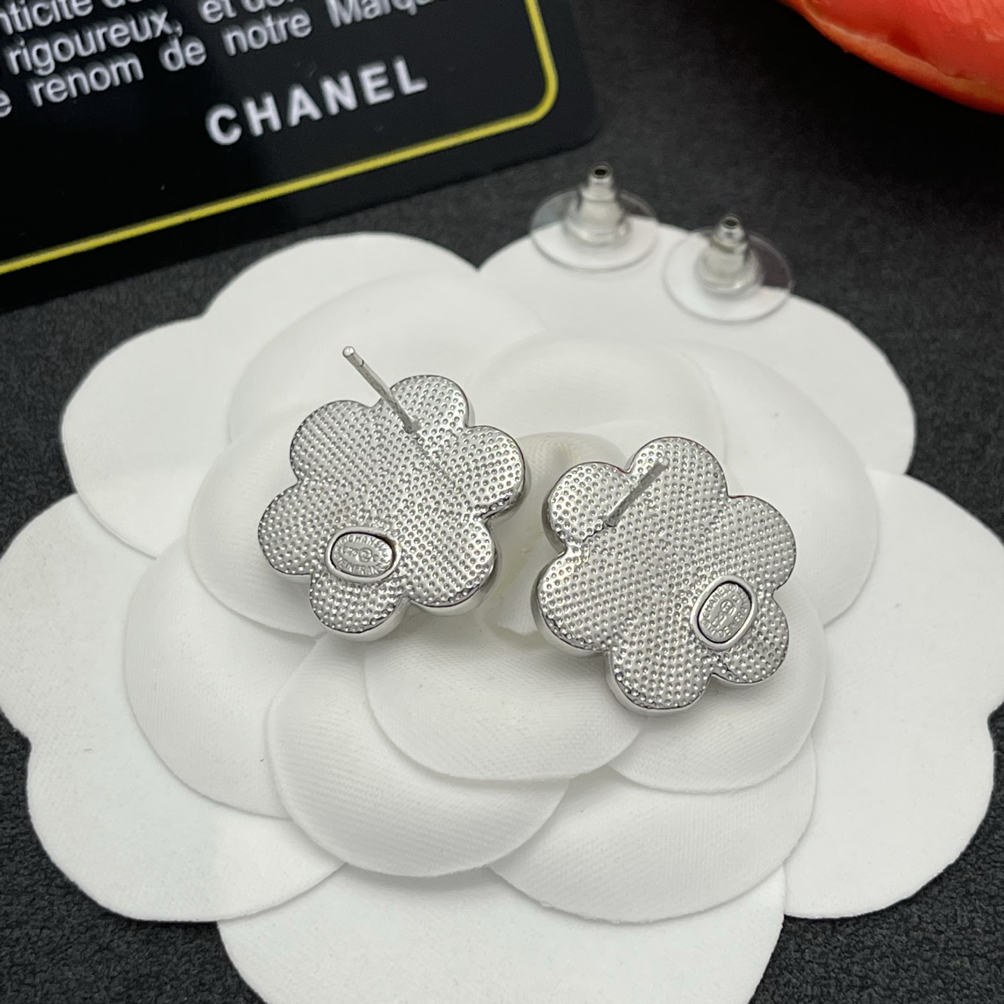 ChanelA貨黑色山茶花耳釘女款優雅經典設計| 8 ChanelA貨黑色山茶花耳釘女款優雅經典設計