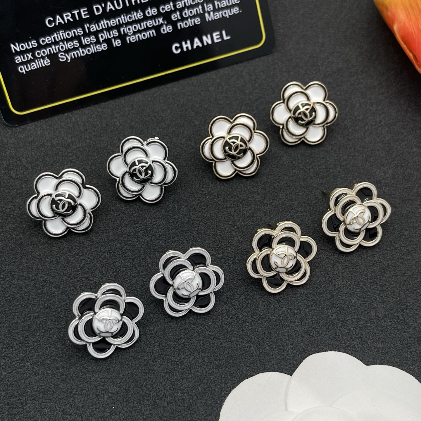 ChanelA貨黑色山茶花耳釘女款優雅經典設計| 7 ChanelA貨黑色山茶花耳釘女款優雅經典設計
