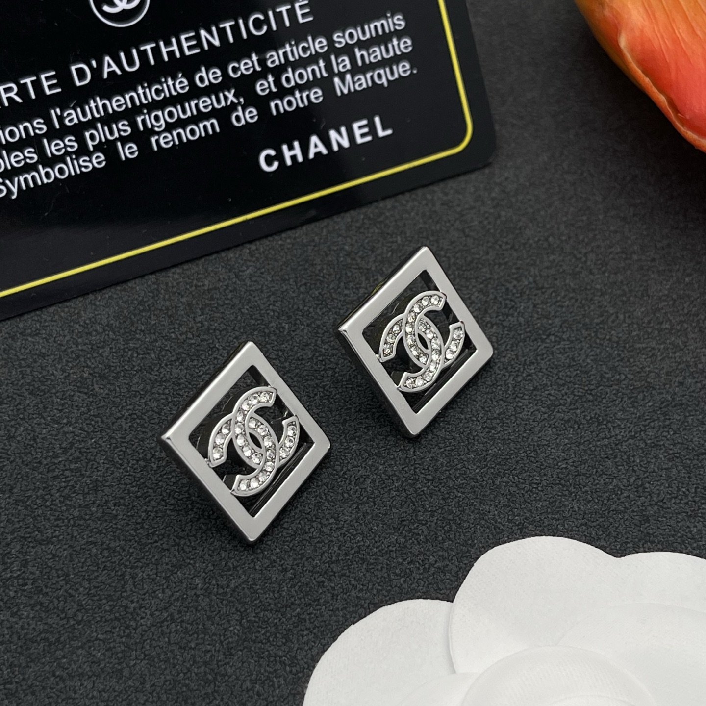 Chanel高仿方框雙C耳環女款時尚鑽飾造型| 12 Chanel高仿方框雙C耳環女款時尚鑽飾造型