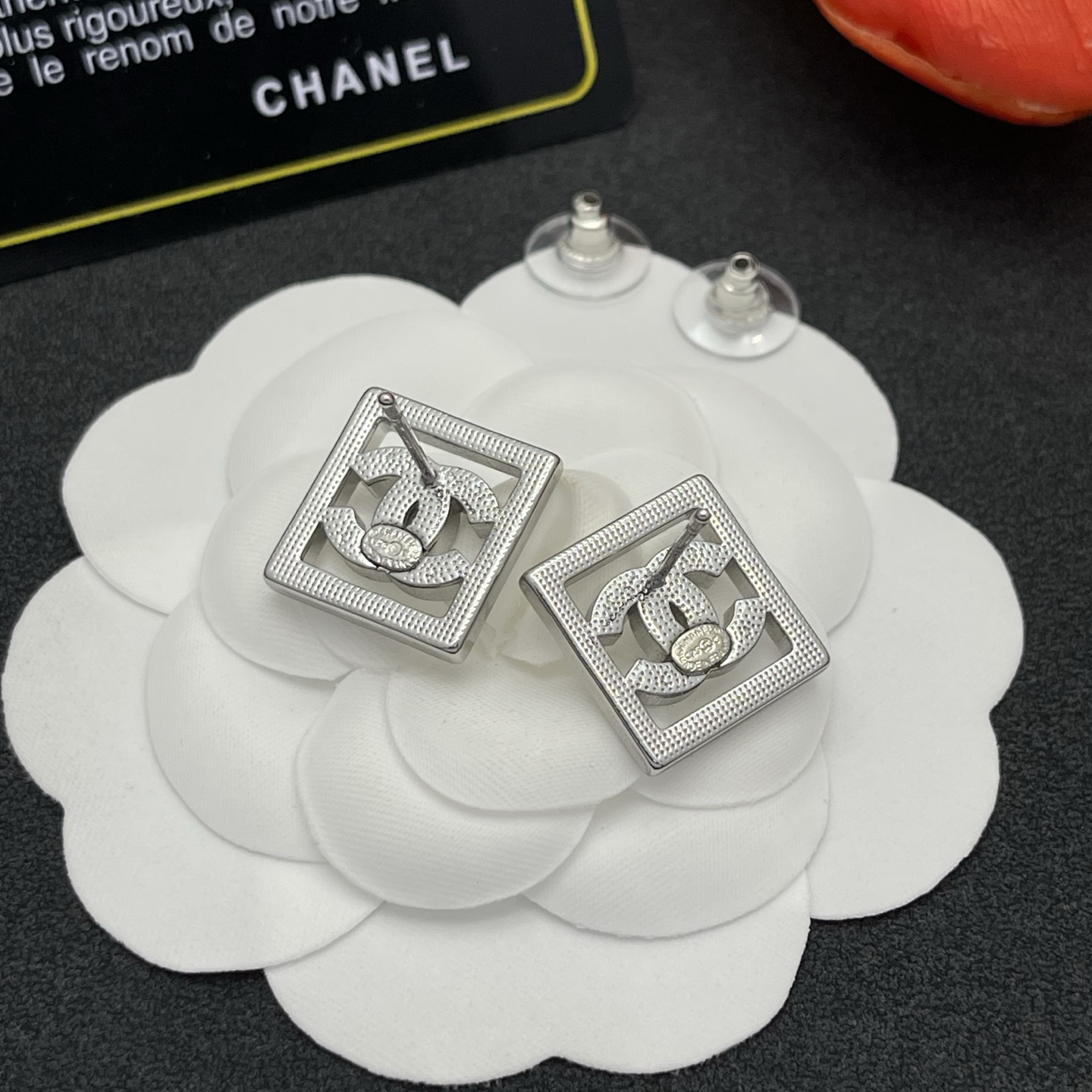 Chanel高仿方框雙C耳環女款時尚鑽飾造型| 8 Chanel高仿方框雙C耳環女款時尚鑽飾造型