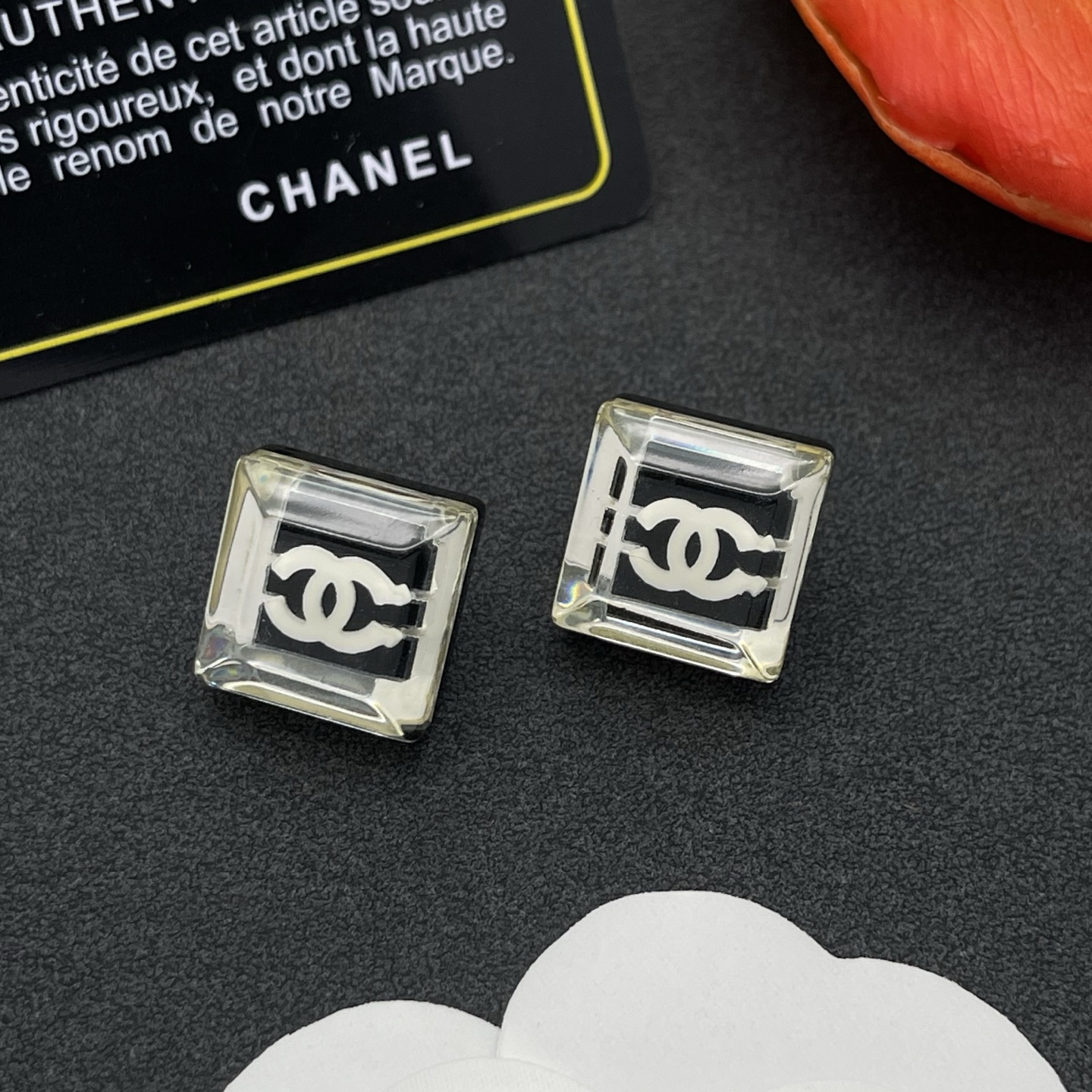 Chanel原單樹脂耳環黑白雙C立體圖騰風格設計| 11 Chanel原單樹脂耳環黑白雙C立體圖騰風格設計