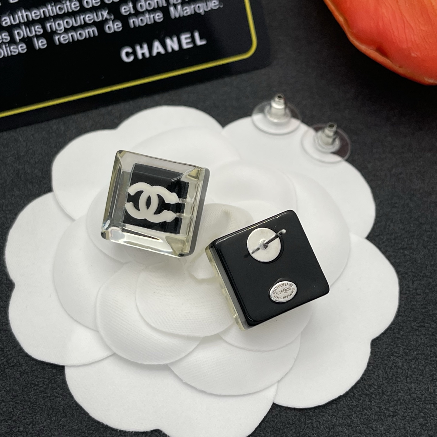 Chanel原單樹脂耳環黑白雙C立體圖騰風格設計| 10 Chanel原單樹脂耳環黑白雙C立體圖騰風格設計