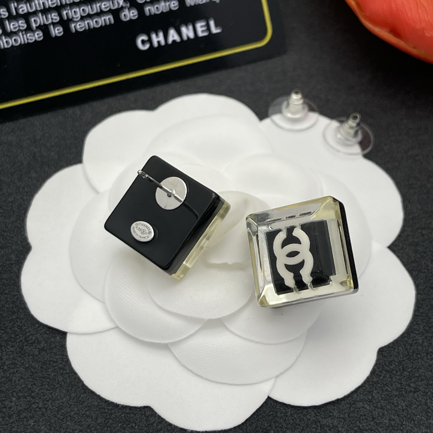 Chanel原單樹脂耳環黑白雙C立體圖騰風格設計| 9 Chanel原單樹脂耳環黑白雙C立體圖騰風格設計
