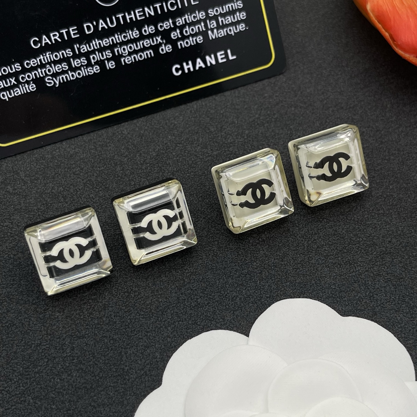 Chanel原單樹脂耳環黑白雙C立體圖騰風格設計| 7 Chanel原單樹脂耳環黑白雙C立體圖騰風格設計