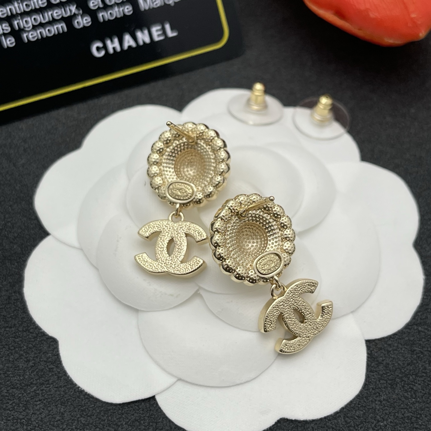 Chanel一比一仿金水鑽耳環女款雕刻垂墜款| 8 Chanel一比一仿金水鑽耳環女款雕刻垂墜款