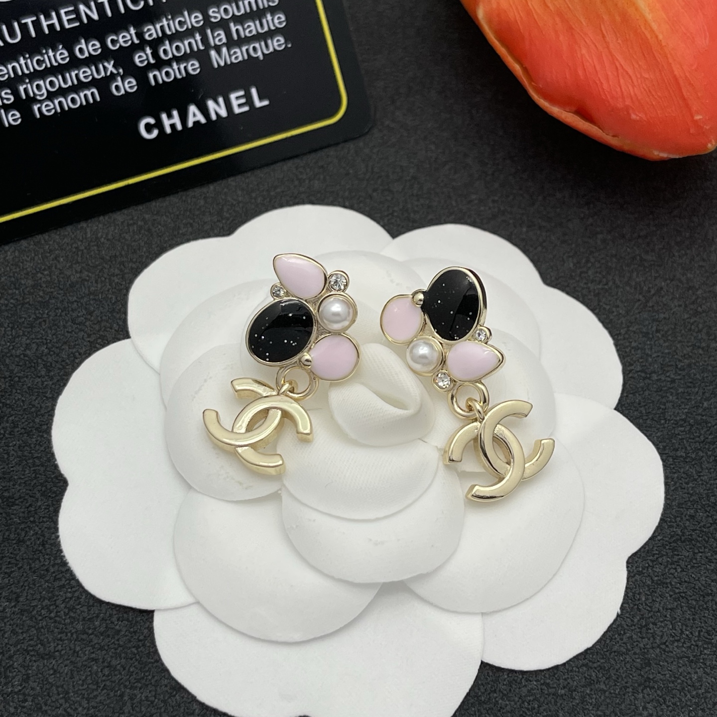 ChanelA貨花朵拼接耳環雙C吊墜設計甜美風格| 10 ChanelA貨花朵拼接耳環雙C吊墜設計甜美風格