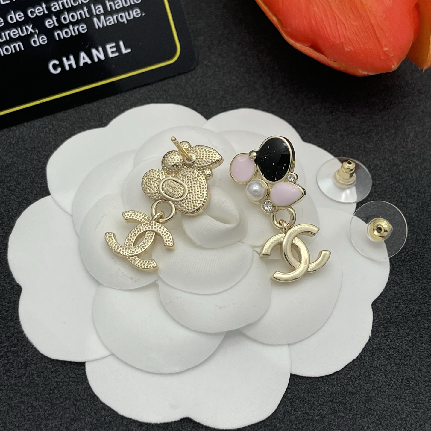 ChanelA貨花朵拼接耳環雙C吊墜設計甜美風格| 9 ChanelA貨花朵拼接耳環雙C吊墜設計甜美風格