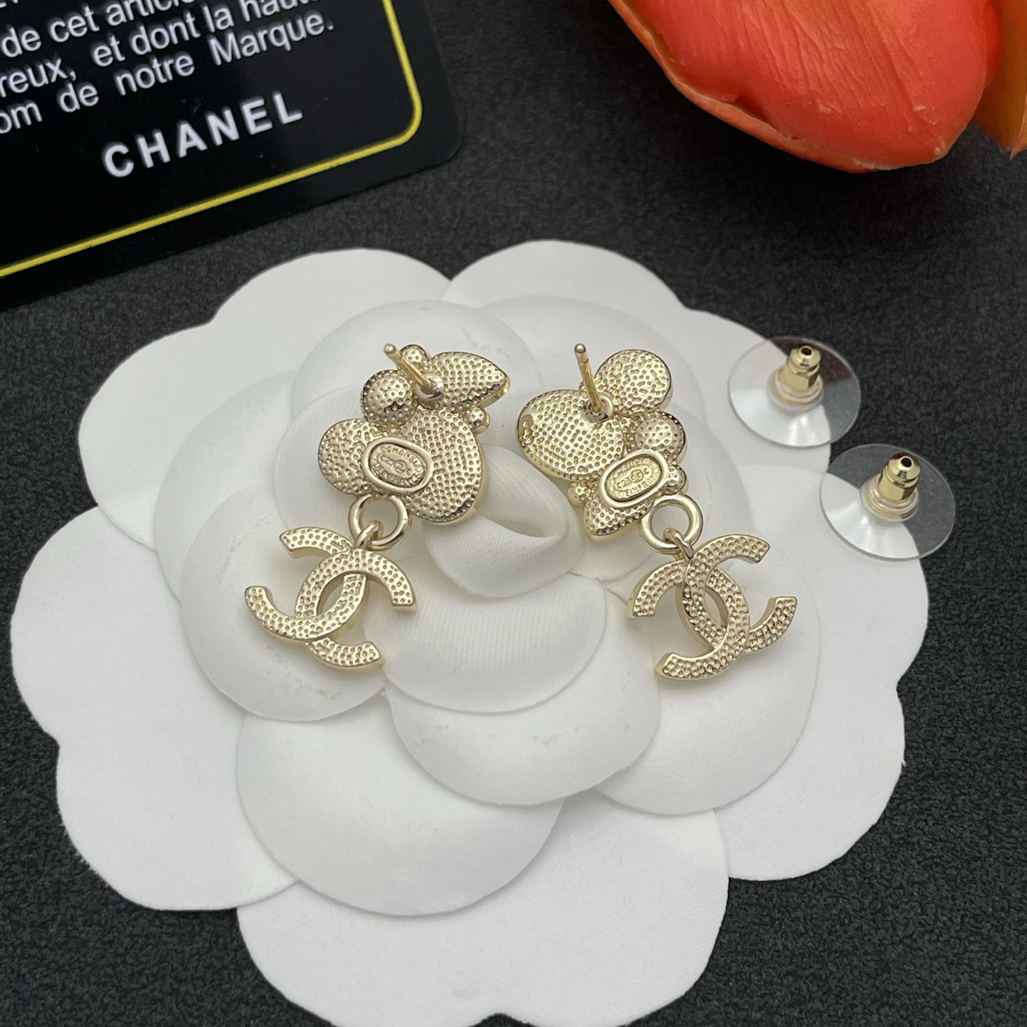ChanelA貨花朵拼接耳環雙C吊墜設計甜美風格| 8 ChanelA貨花朵拼接耳環雙C吊墜設計甜美風格