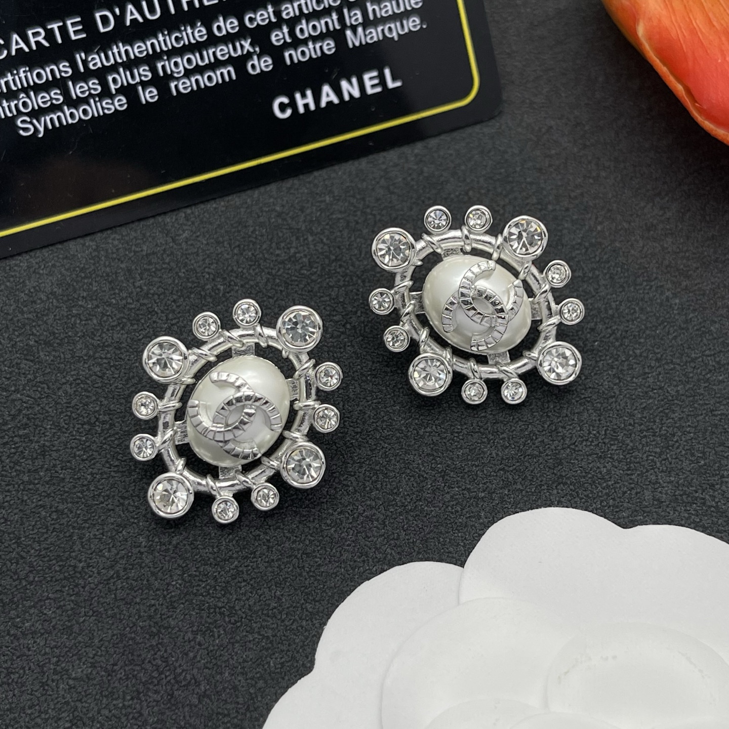 Chanel高仿珍珠雙C耳環圓形復古風格設計| 12 Chanel高仿珍珠雙C耳環圓形復古風格設計