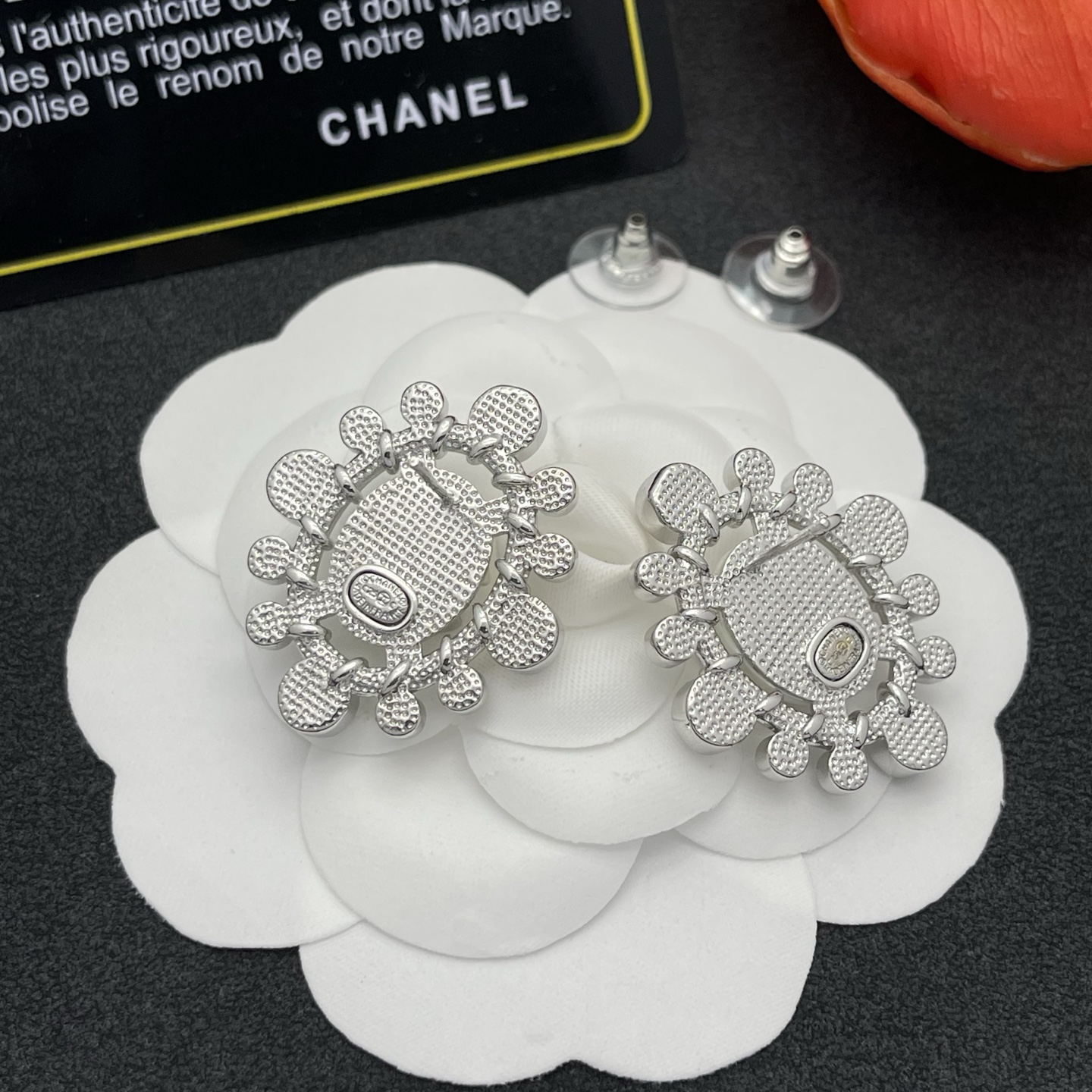 Chanel高仿珍珠雙C耳環圓形復古風格設計| 8 Chanel高仿珍珠雙C耳環圓形復古風格設計