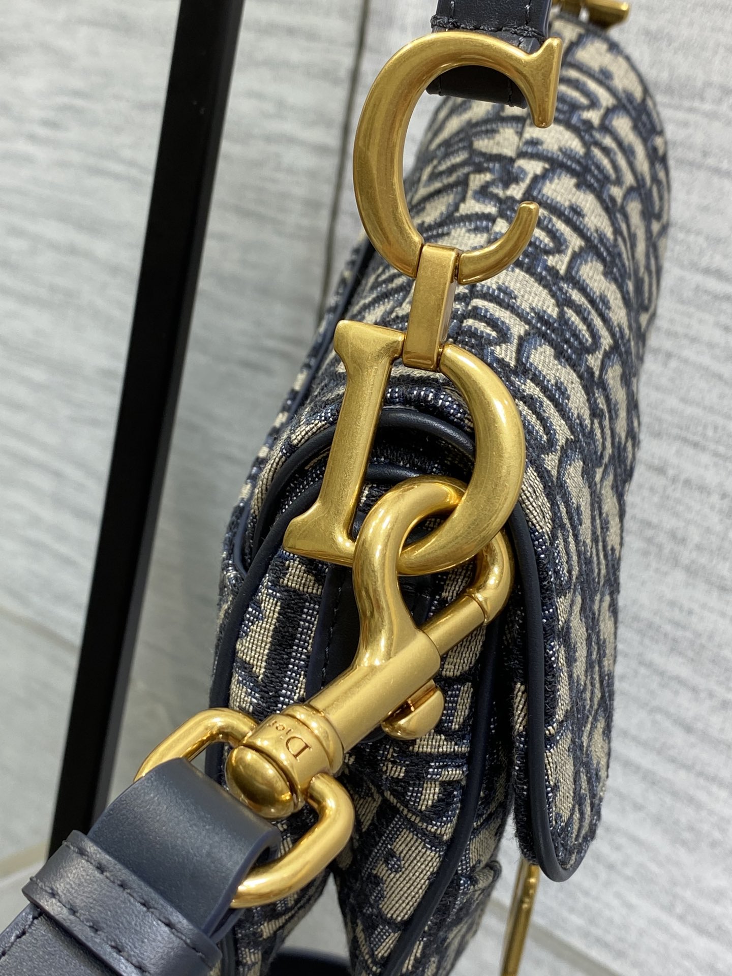 Dior高仿女款老花馬鞍包 金屬D扣復古風百搭設計| 10 Dior高仿女款老花馬鞍包 金屬D扣復古風百搭設計