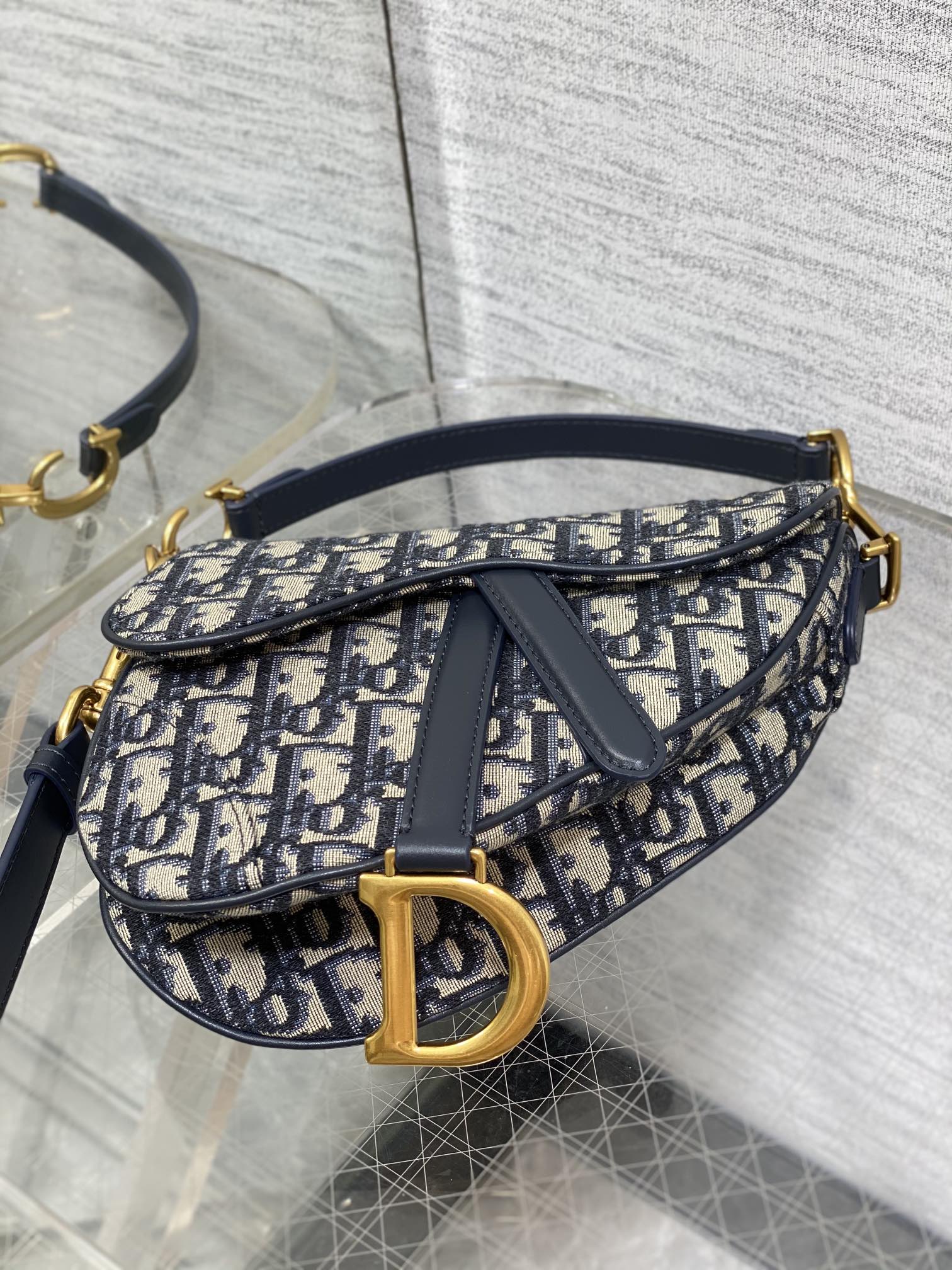 Dior高仿女款老花馬鞍包 金屬D扣復古風百搭設計| 9 Dior高仿女款老花馬鞍包 金屬D扣復古風百搭設計
