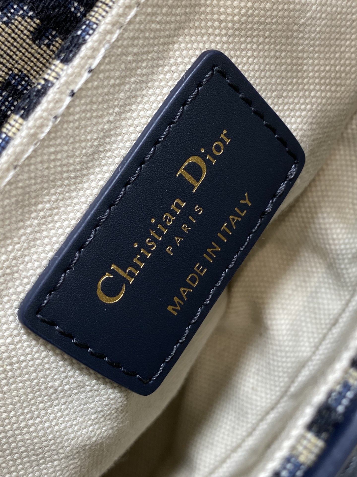 Dior高仿女款老花馬鞍包 金屬D扣復古風百搭設計| 7 Dior高仿女款老花馬鞍包 金屬D扣復古風百搭設計