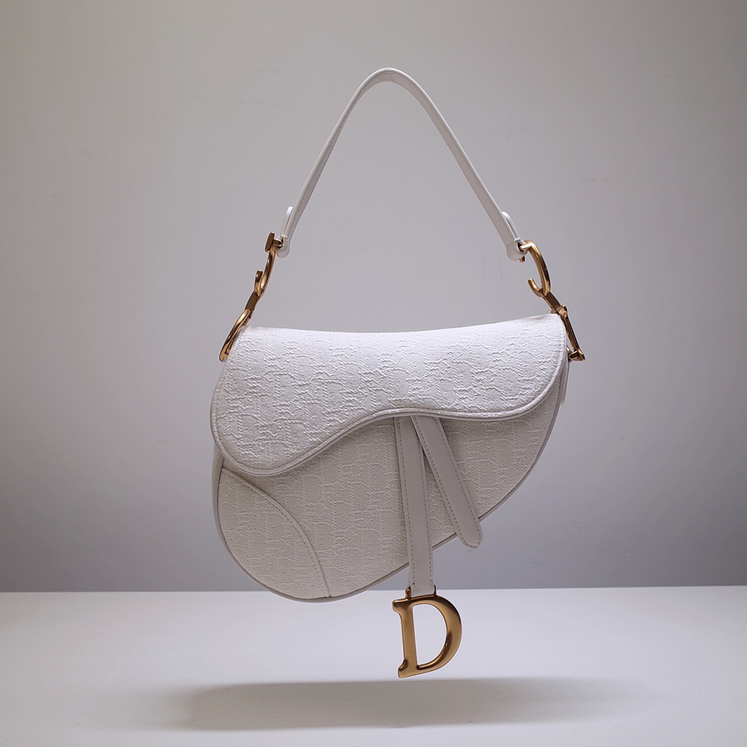 Dior 高仿白色馬鞍包 雙面壓紋帆布金扣優雅設計