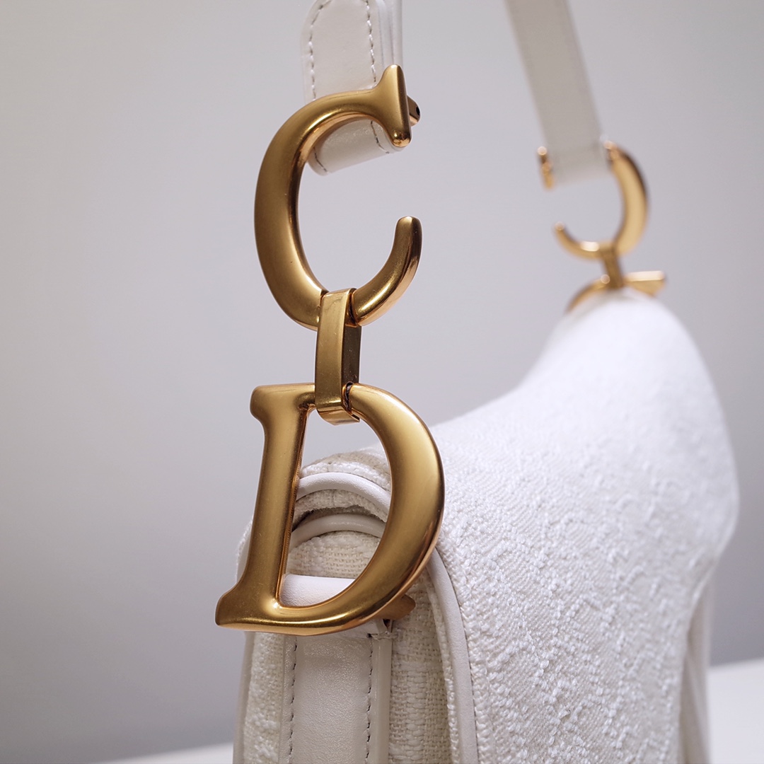 Dior 高仿白色馬鞍包 雙面壓紋帆布金扣優雅設計| 14 Dior 高仿白色馬鞍包 雙面壓紋帆布金扣優雅設計