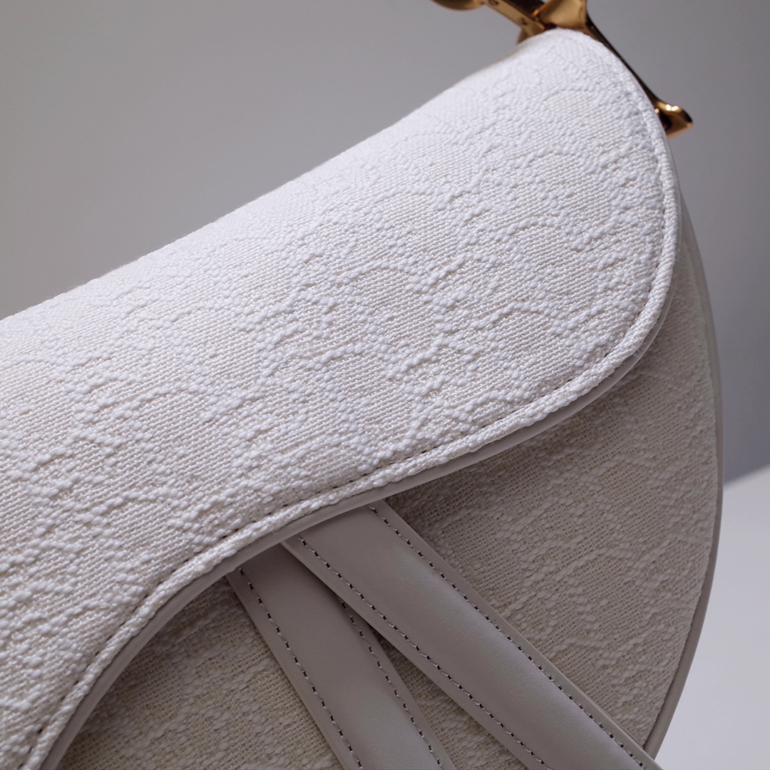 Dior 高仿白色馬鞍包 雙面壓紋帆布金扣優雅設計| 13 Dior 高仿白色馬鞍包 雙面壓紋帆布金扣優雅設計