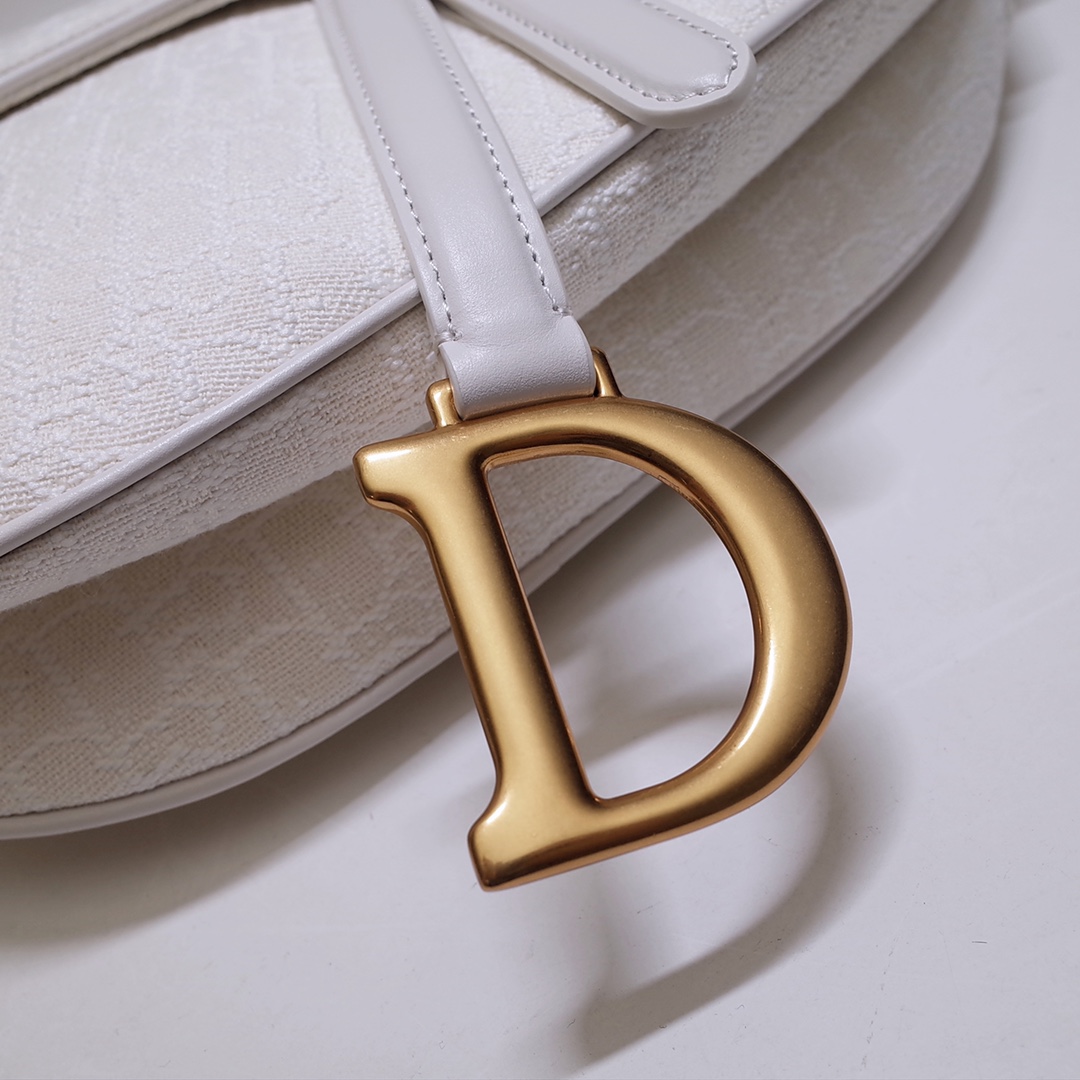 Dior 高仿白色馬鞍包 雙面壓紋帆布金扣優雅設計| 10 Dior 高仿白色馬鞍包 雙面壓紋帆布金扣優雅設計