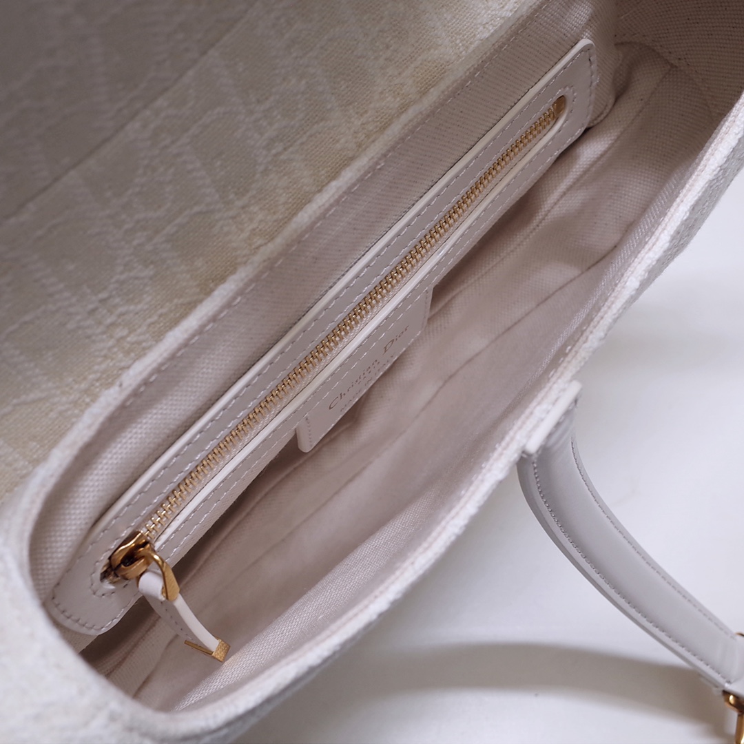 Dior 高仿白色馬鞍包 雙面壓紋帆布金扣優雅設計| 8 Dior 高仿白色馬鞍包 雙面壓紋帆布金扣優雅設計
