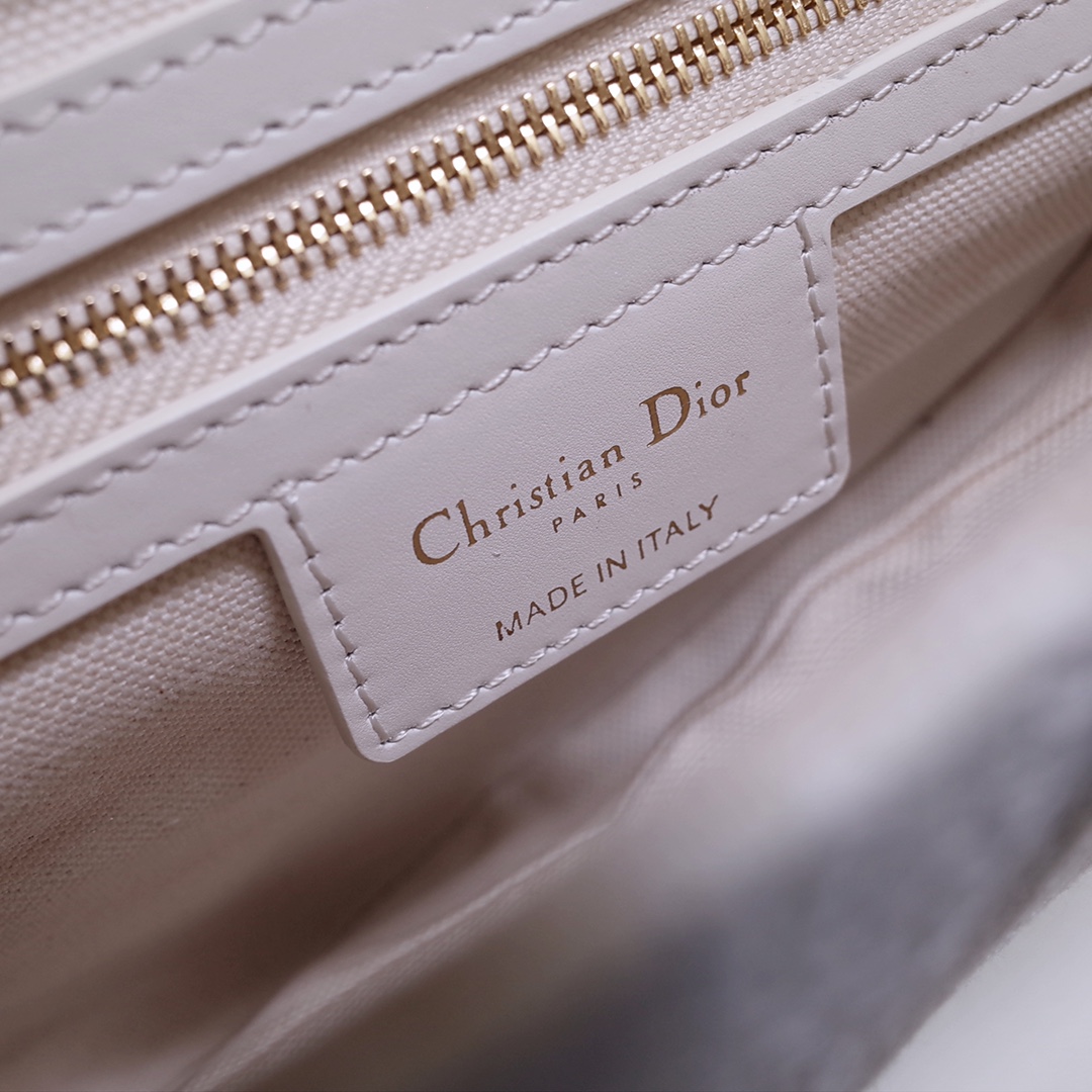Dior 高仿白色馬鞍包 雙面壓紋帆布金扣優雅設計| 7 Dior 高仿白色馬鞍包 雙面壓紋帆布金扣優雅設計