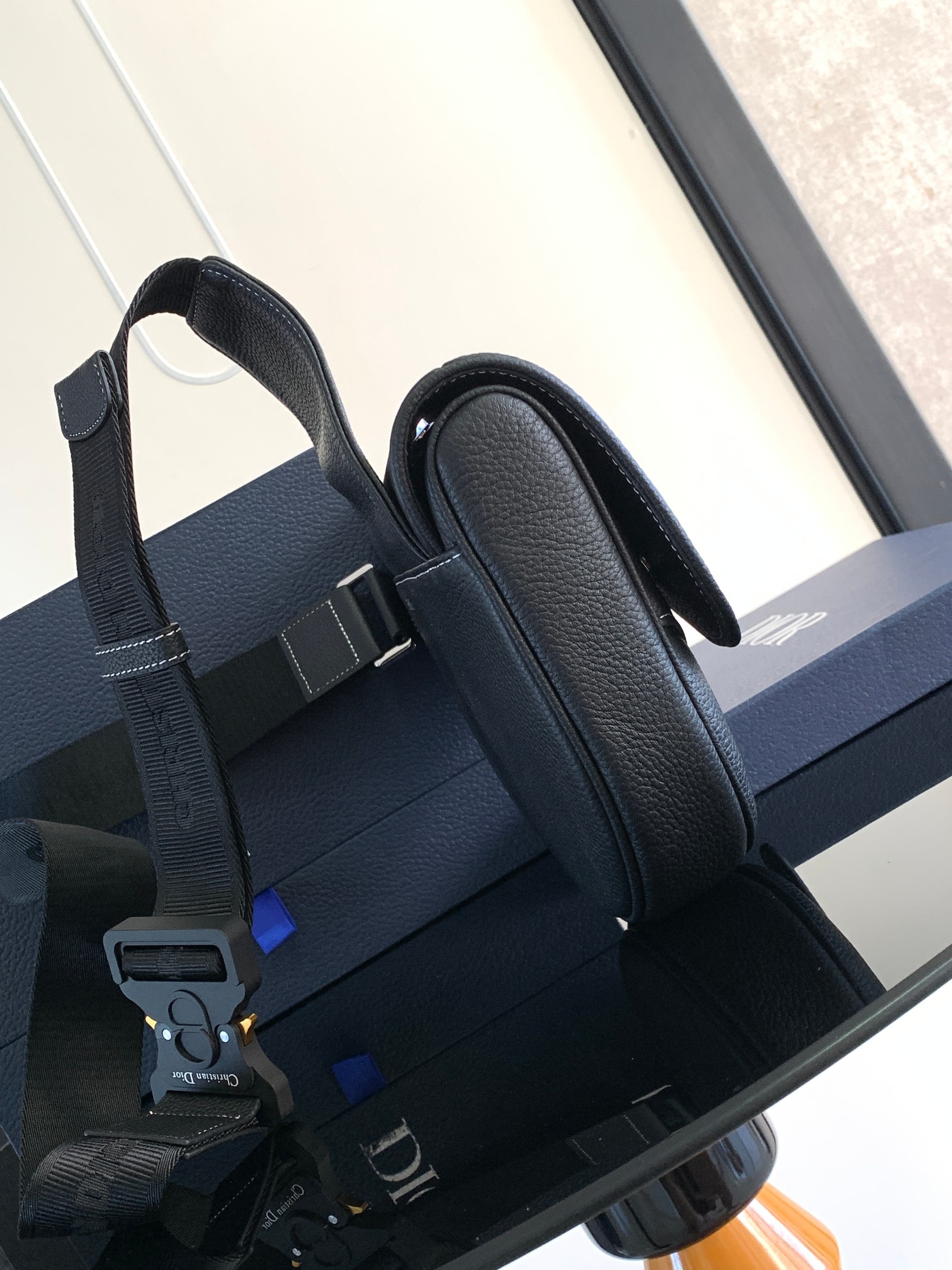 Dior高仿男款素面馬鞍包 全黑設計都會通勤首選| 14 Dior高仿男款素面馬鞍包 全黑設計都會通勤首選