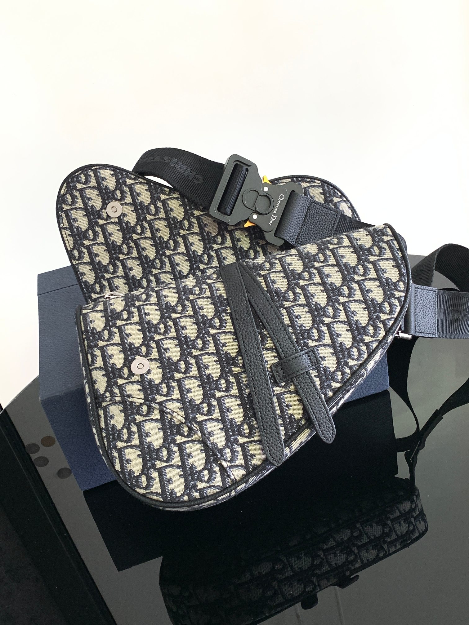 Dior精品仿製男款Oblique帆布馬鞍包 經典再現輕便款式| 9 Dior精品仿製男款Oblique帆布馬鞍包 經典再現輕便款式