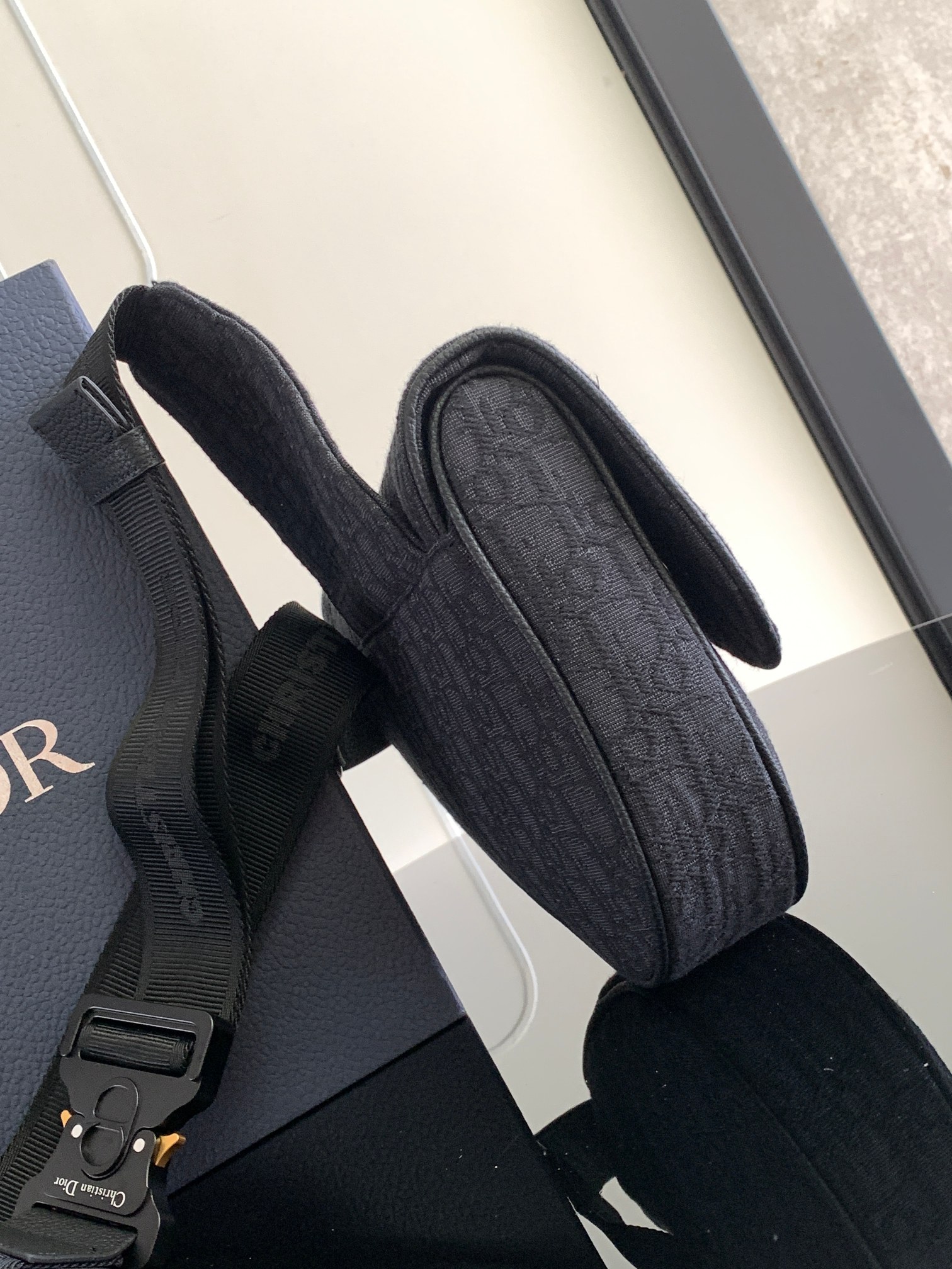 Dior一比一男款全黑刺繡馬鞍包 簡約沉穩型格展現| 14 Dior一比一男款全黑刺繡馬鞍包 簡約沉穩型格展現