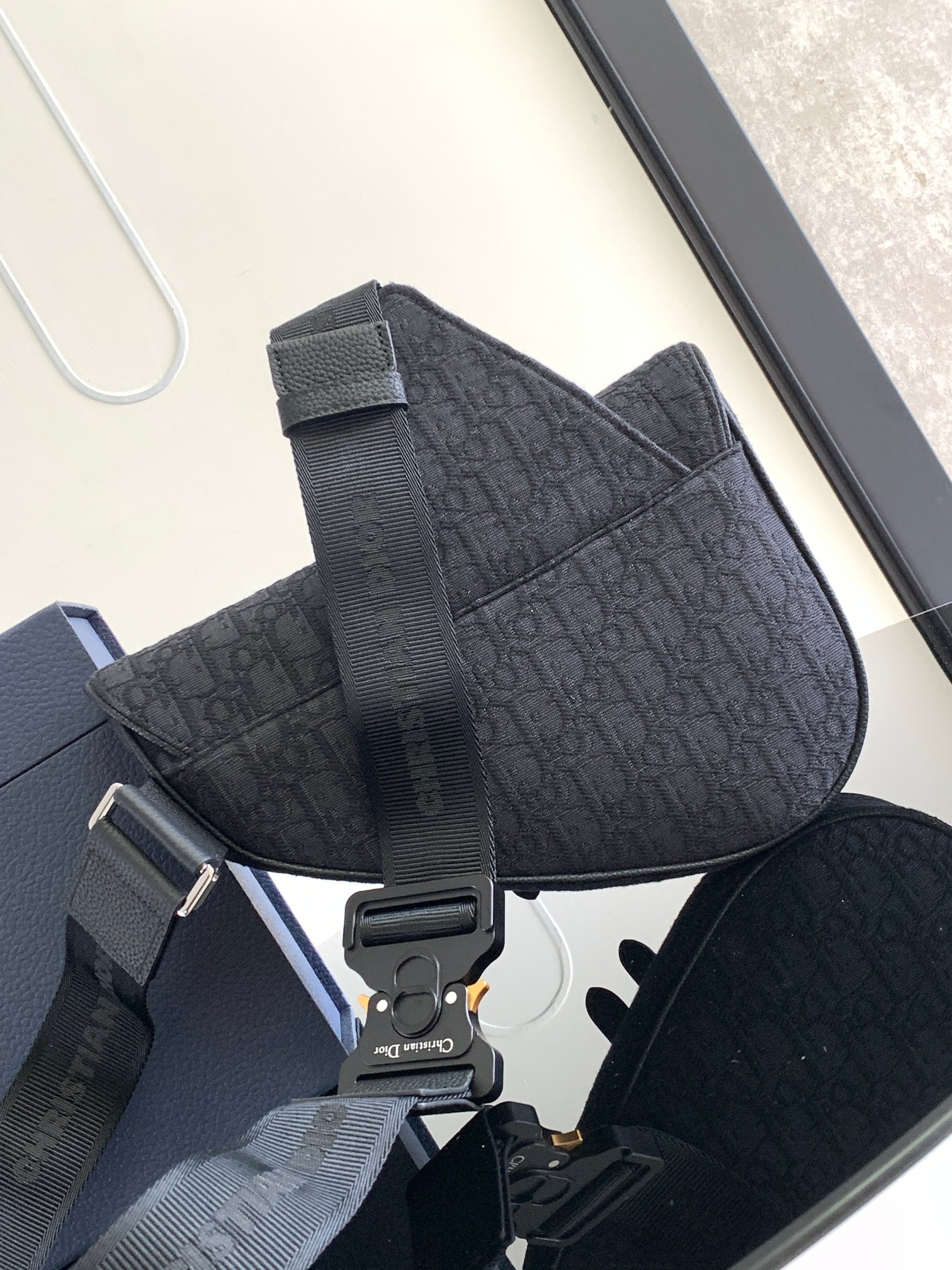 Dior一比一男款全黑刺繡馬鞍包 簡約沉穩型格展現| 13 Dior一比一男款全黑刺繡馬鞍包 簡約沉穩型格展現