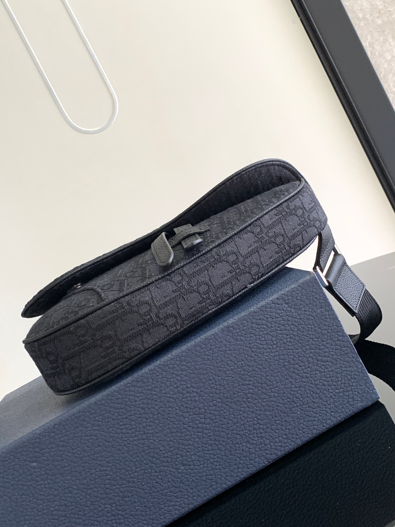 Dior一比一男款全黑刺繡馬鞍包 簡約沉穩型格展現| 12 Dior一比一男款全黑刺繡馬鞍包 簡約沉穩型格展現